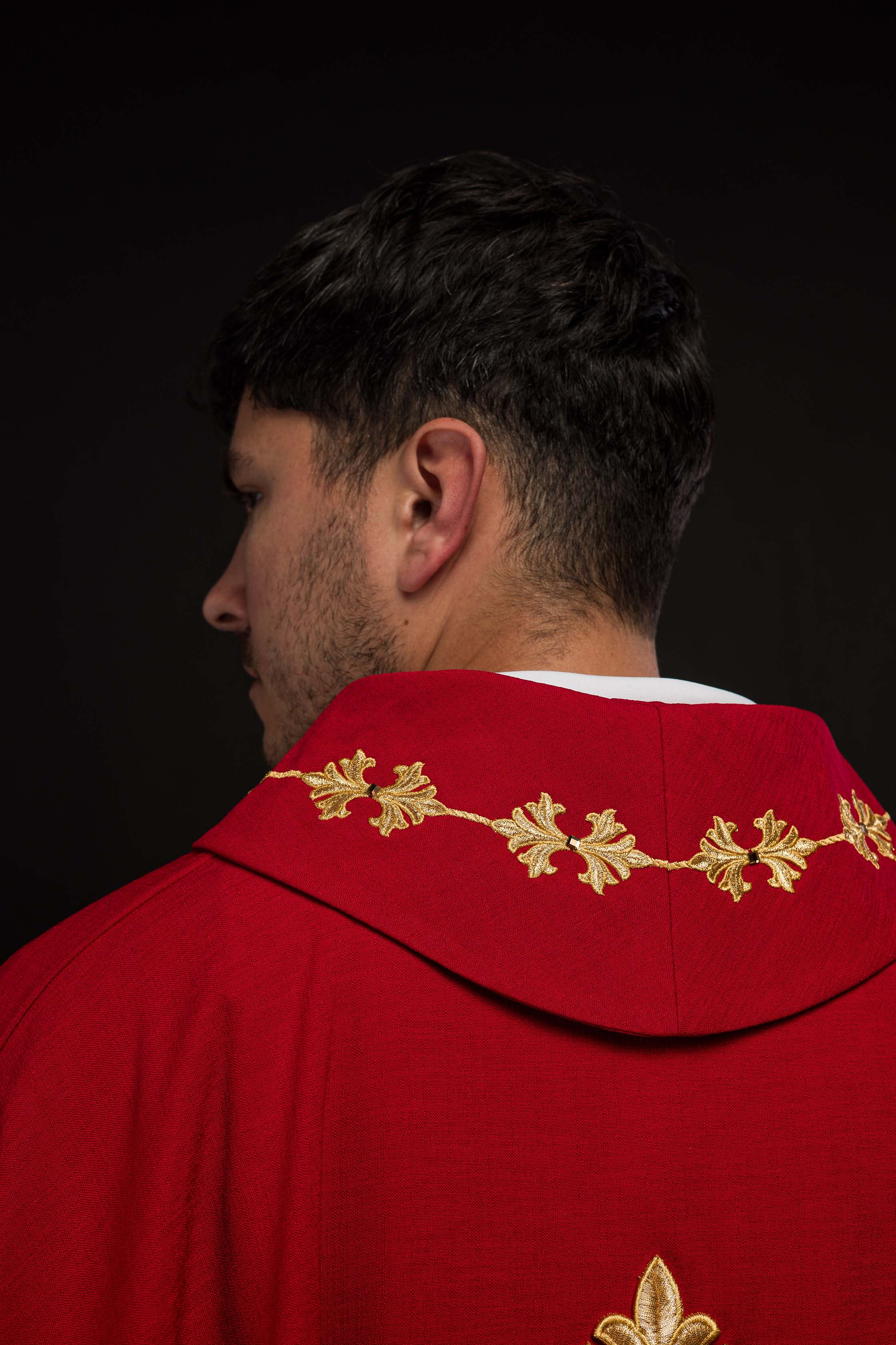 Chasuble rouge richement brodée de cordes et de pierres