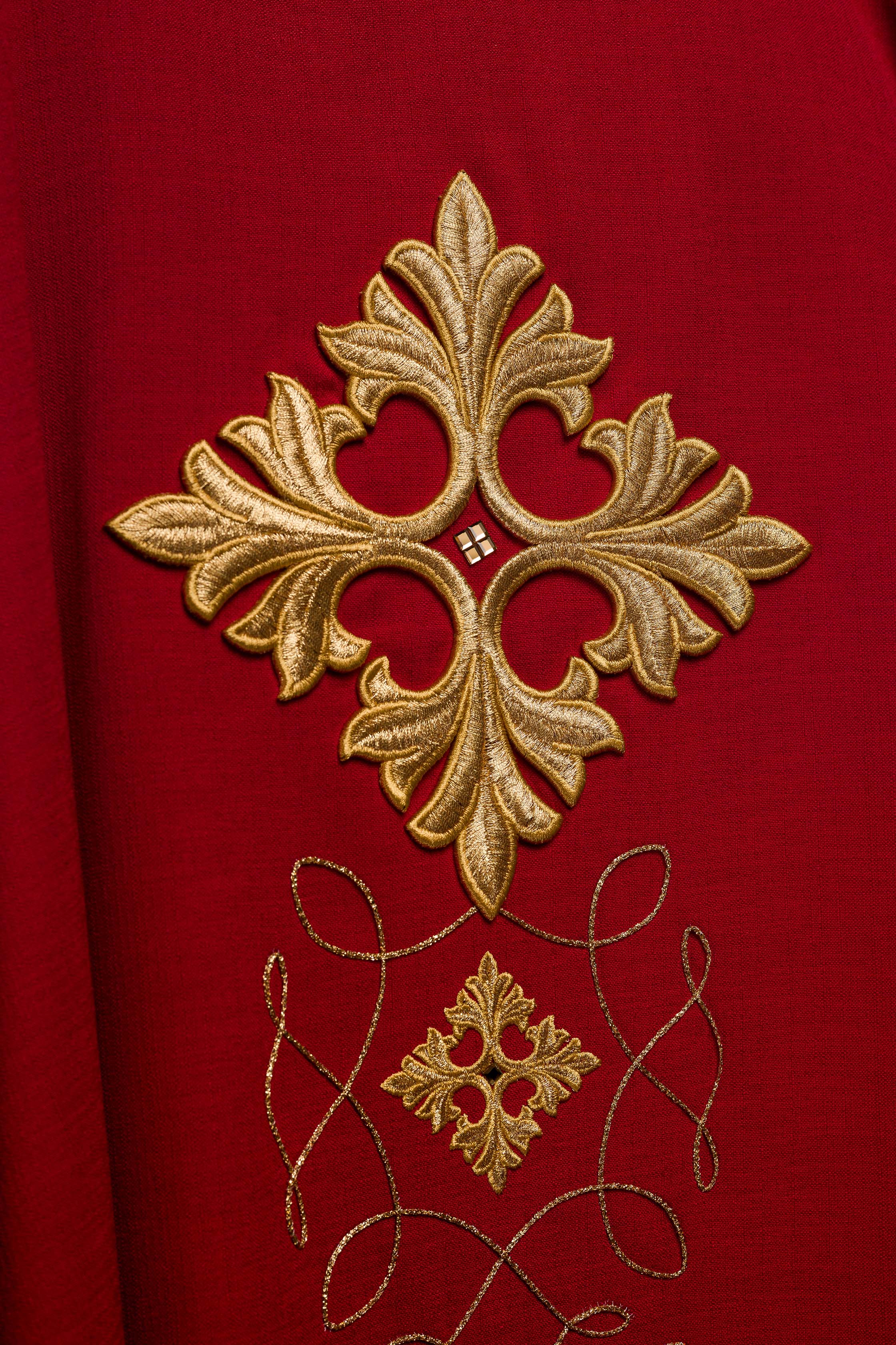 Chasuble rouge richement brodée de cordes et de pierres