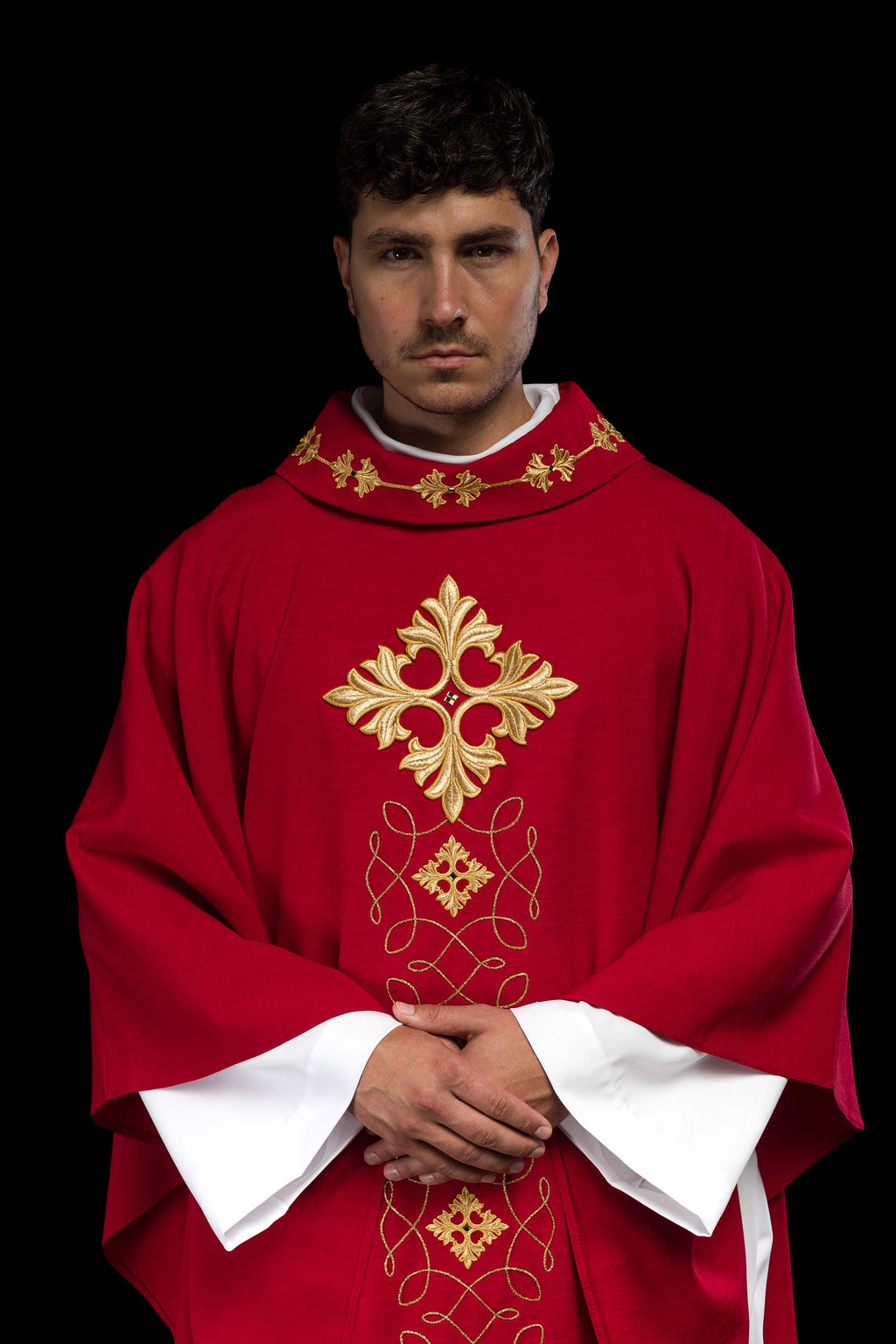 Chasuble rouge richement brodée de cordes et de pierres