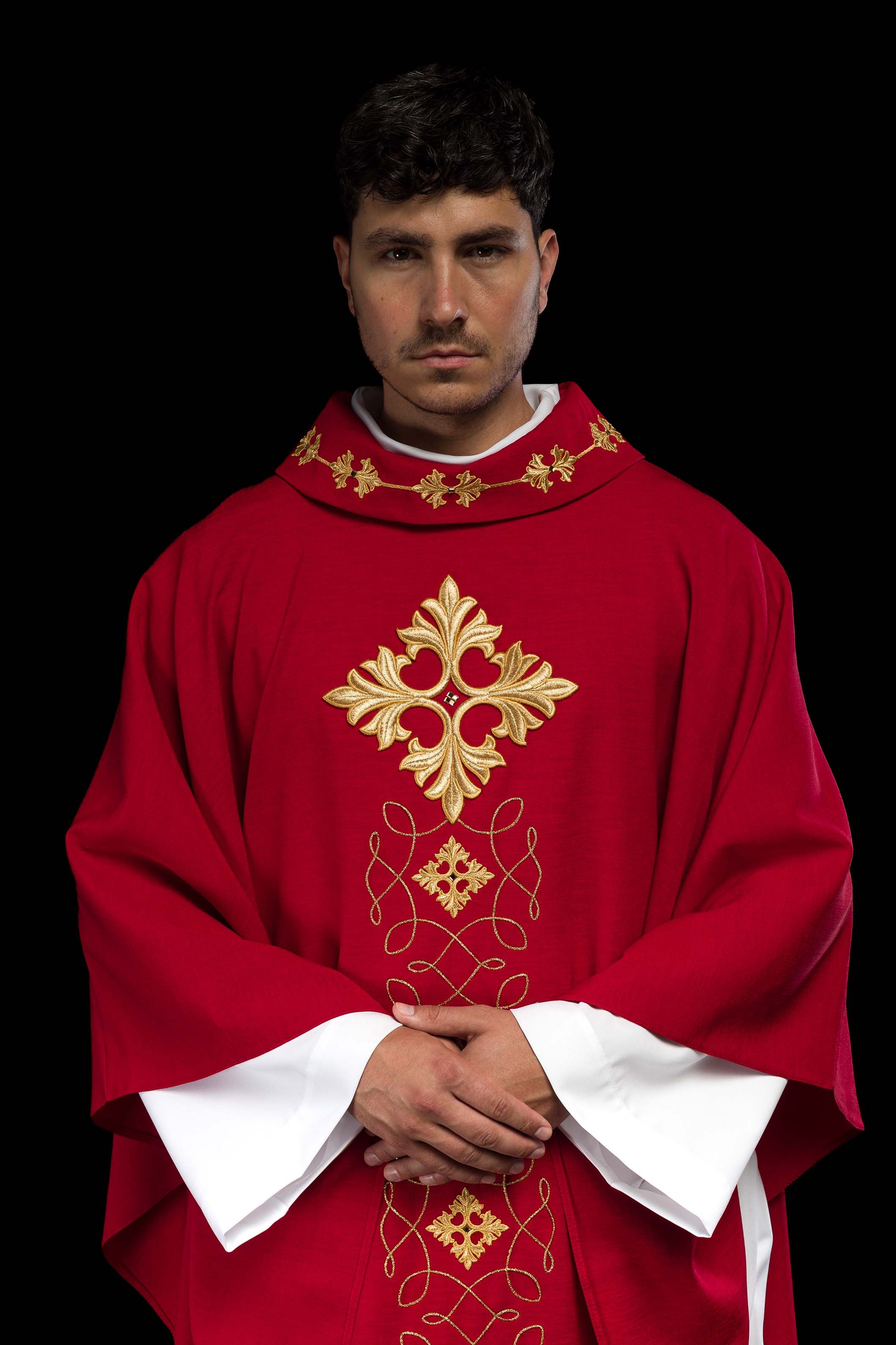 Chasuble rouge richement brodée de cordes et de pierres
