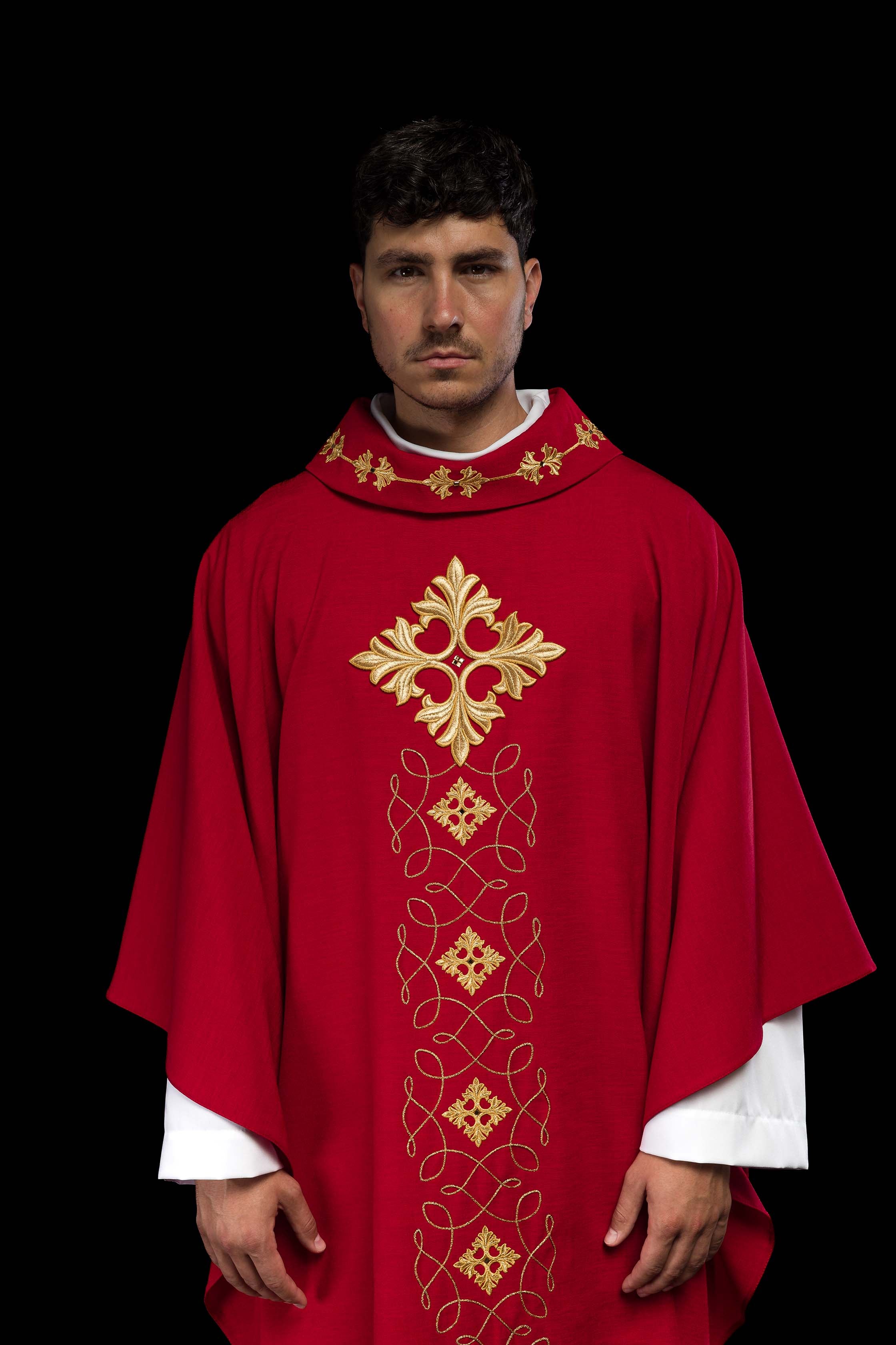Chasuble rouge richement brodée de cordes et de pierres