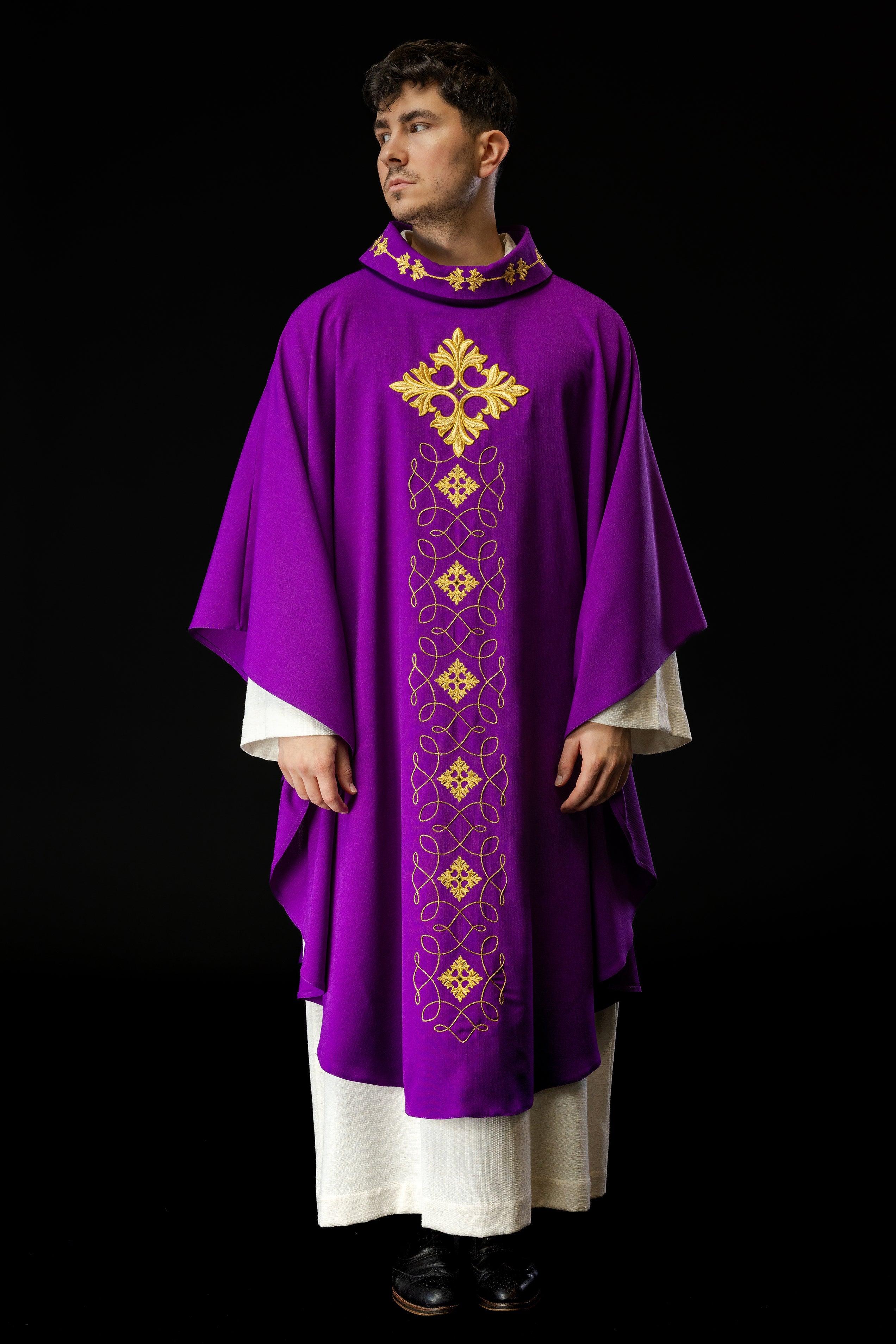 Chasuble violette richement brodée de cordes et de pierres