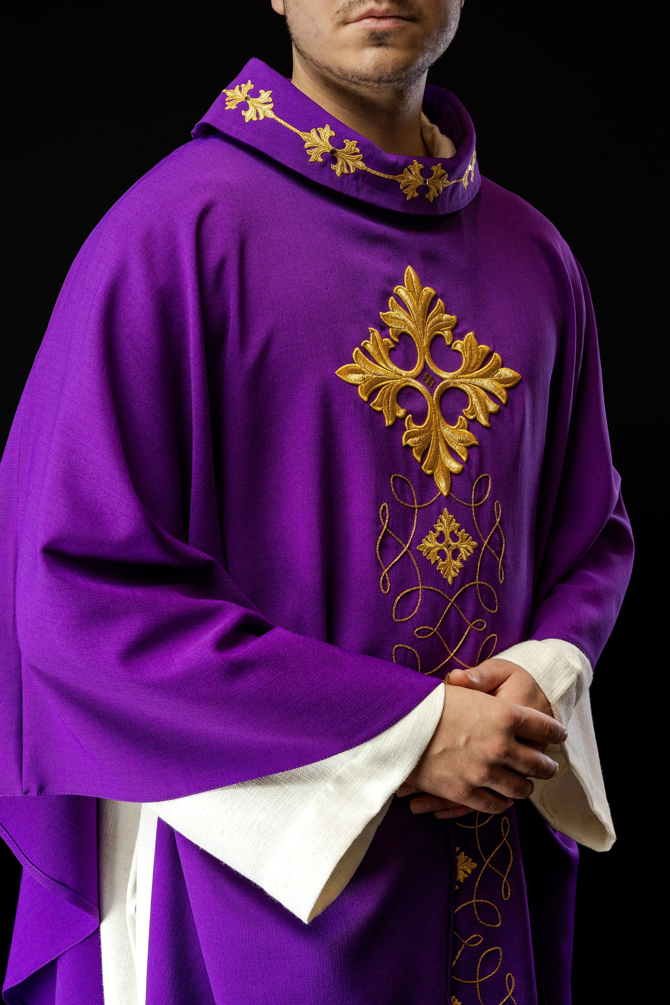 Chasuble violette richement brodée de cordes et de pierres