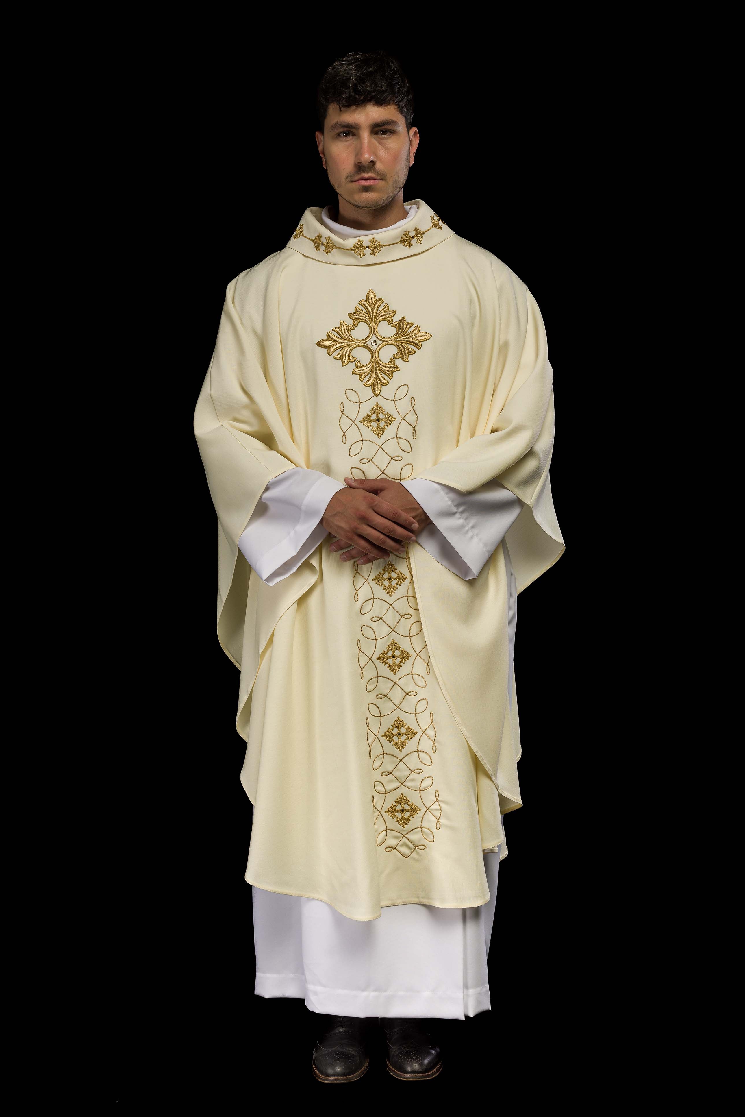 Chasuble richement brodée d'un cordon orné de pierres