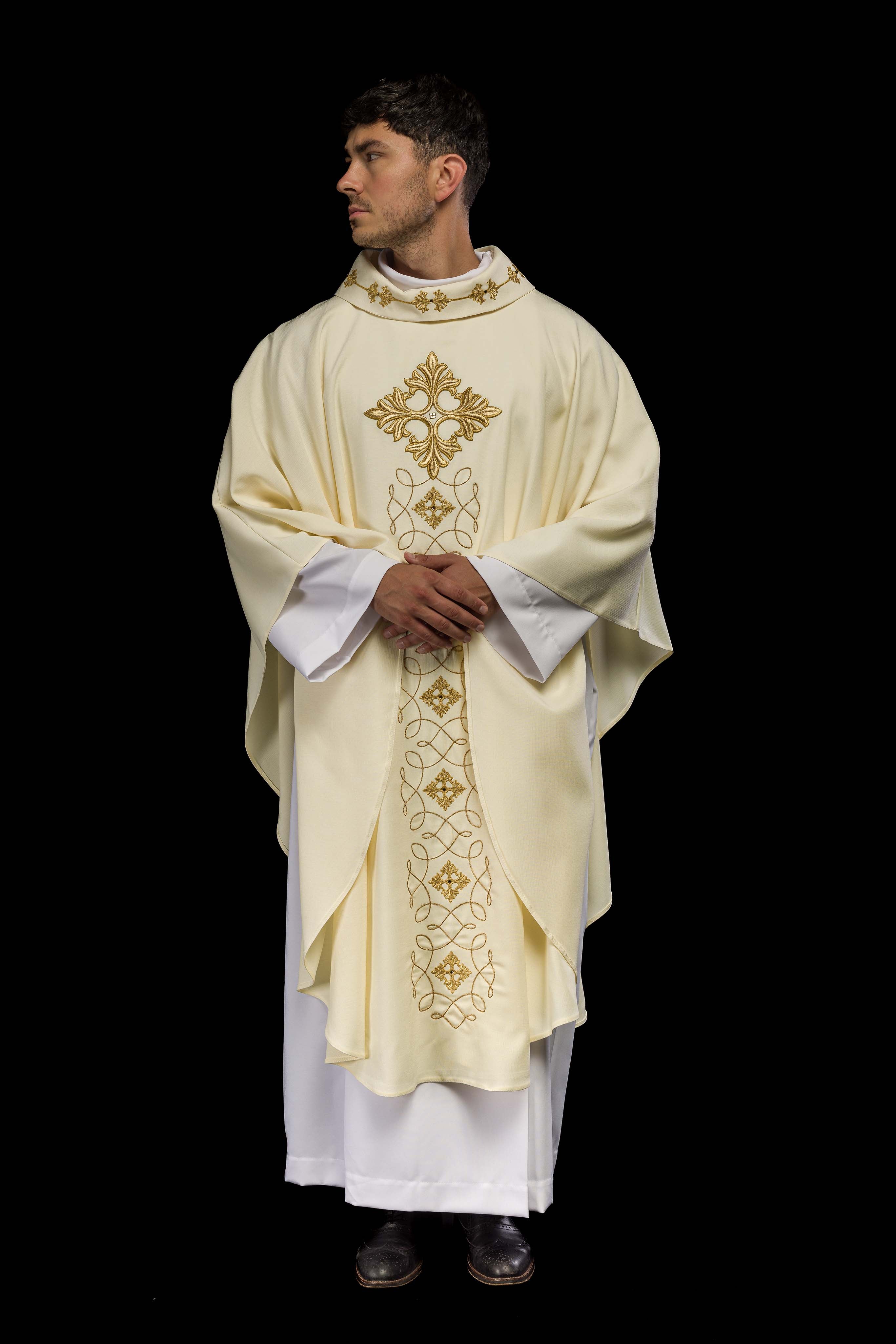 Chasuble richement brodée d'un cordon orné de pierres