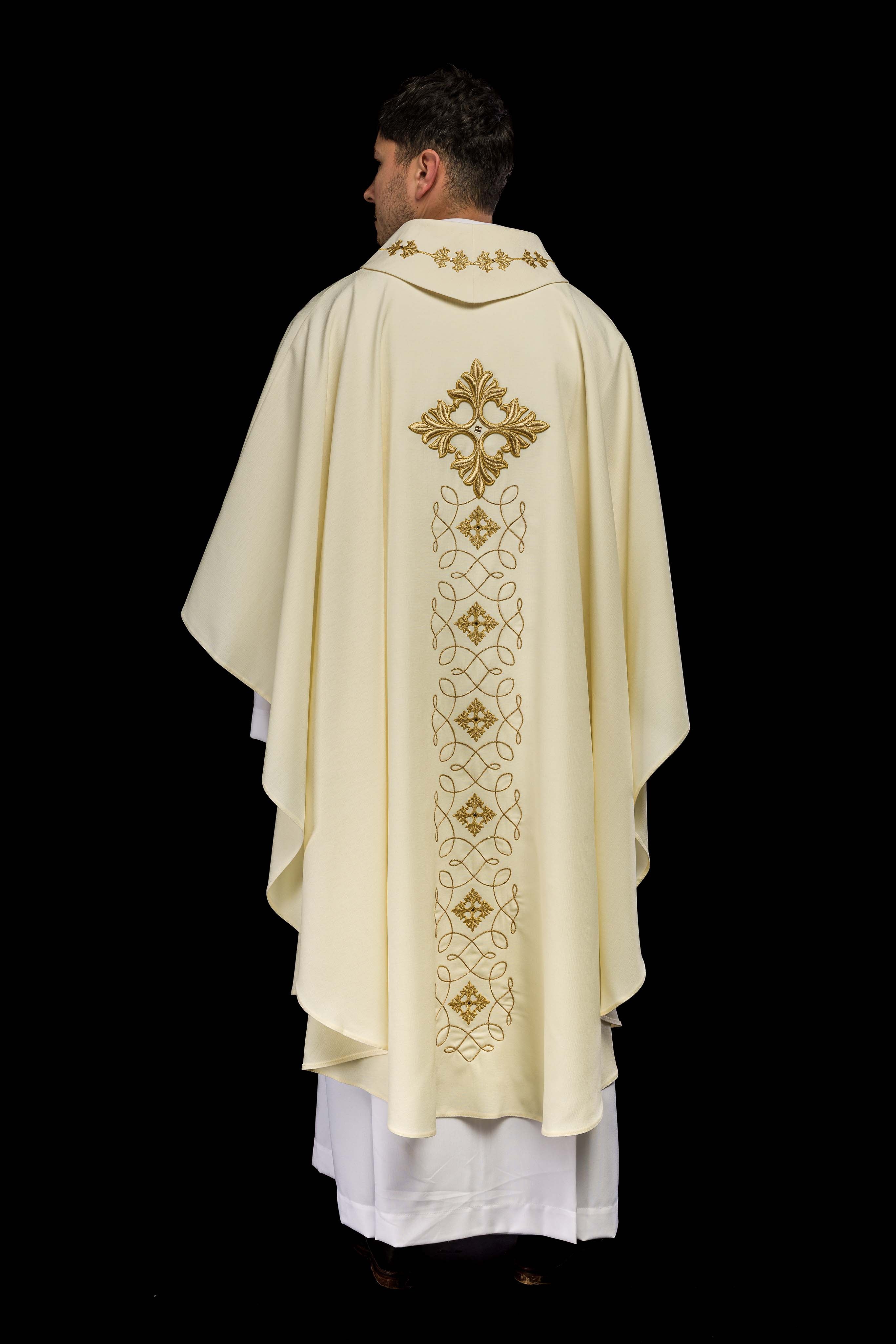 Chasuble richement brodée d'un cordon orné de pierres