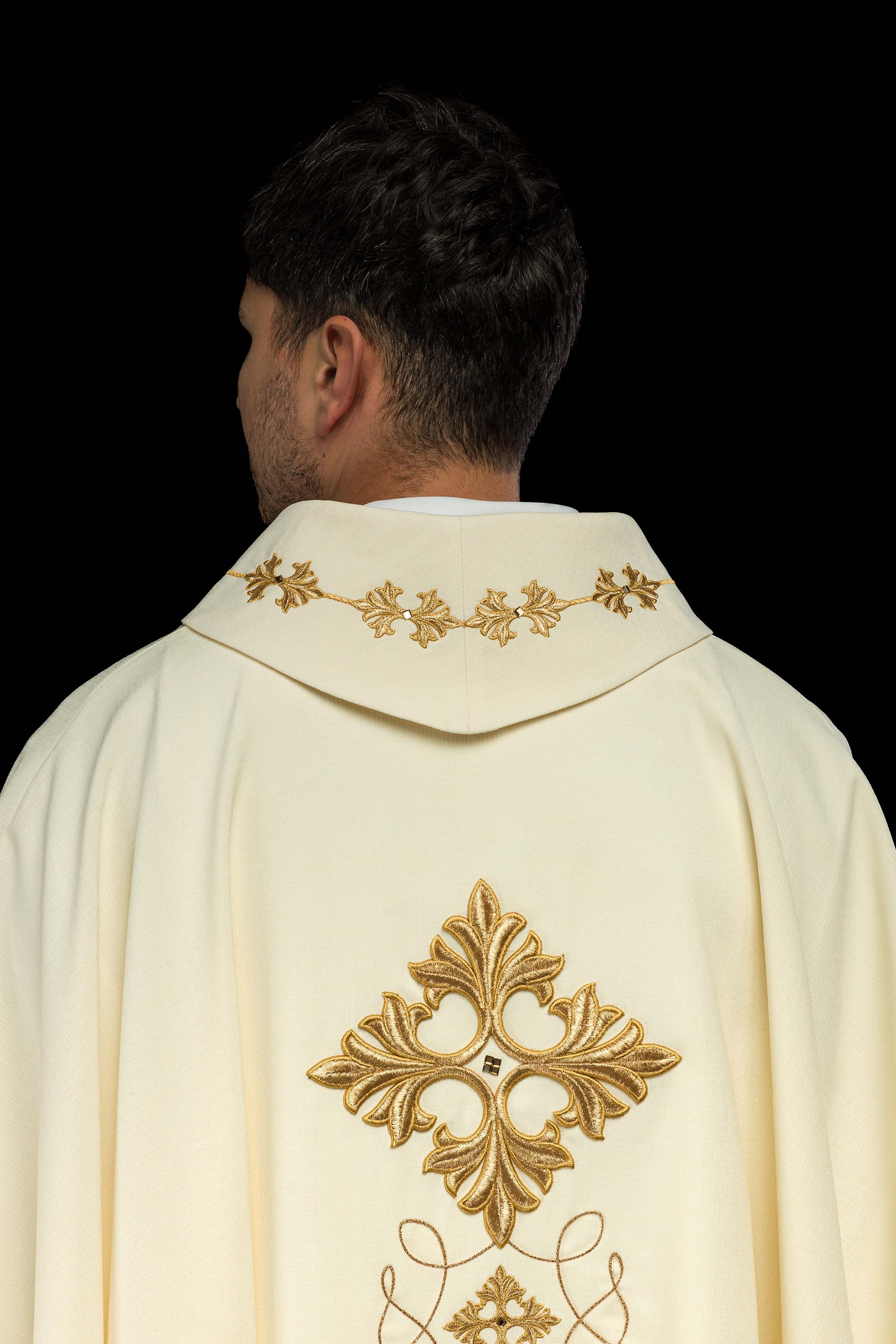Chasuble richement brodée d'un cordon orné de pierres