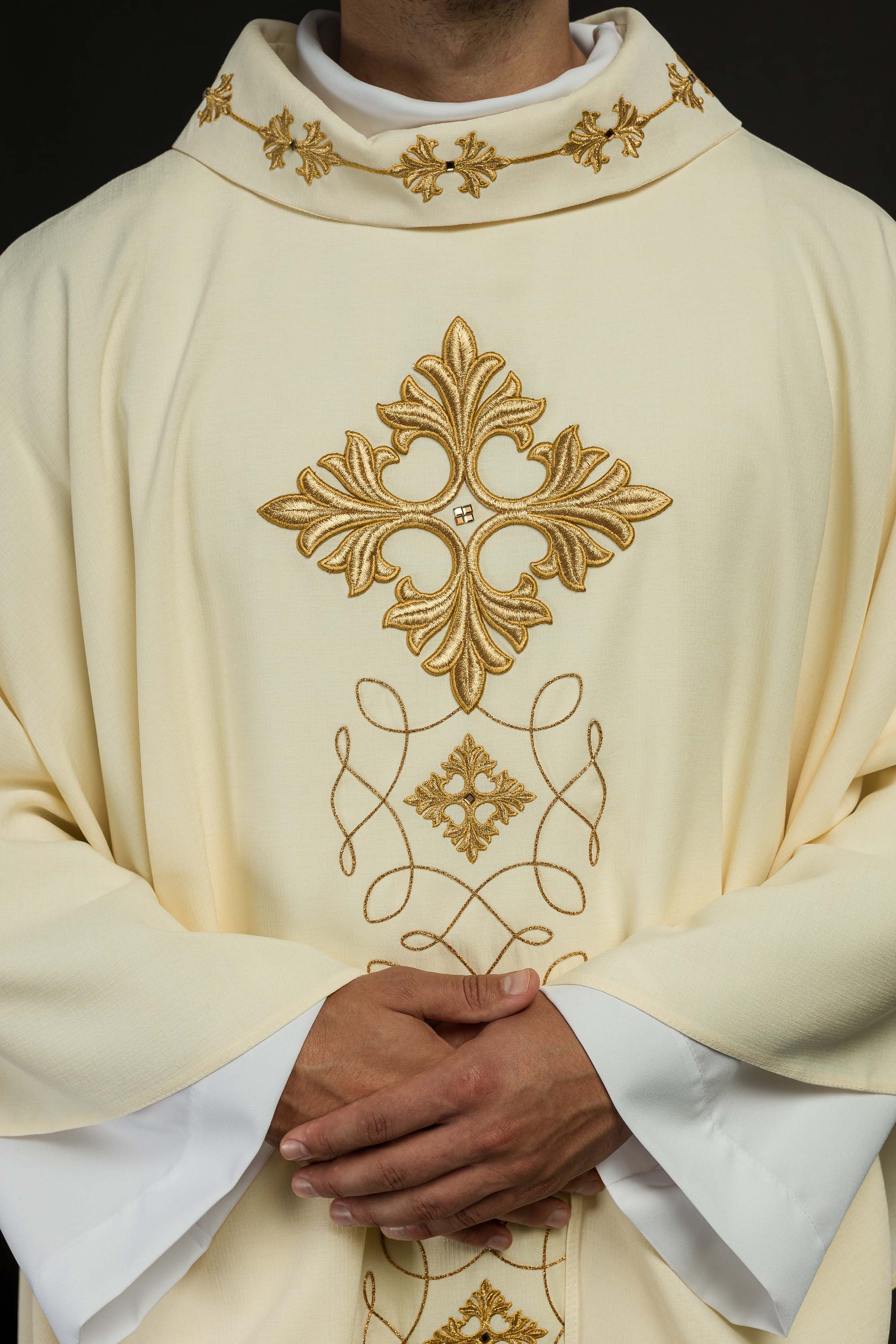 Chasuble richement brodée d'un cordon orné de pierres