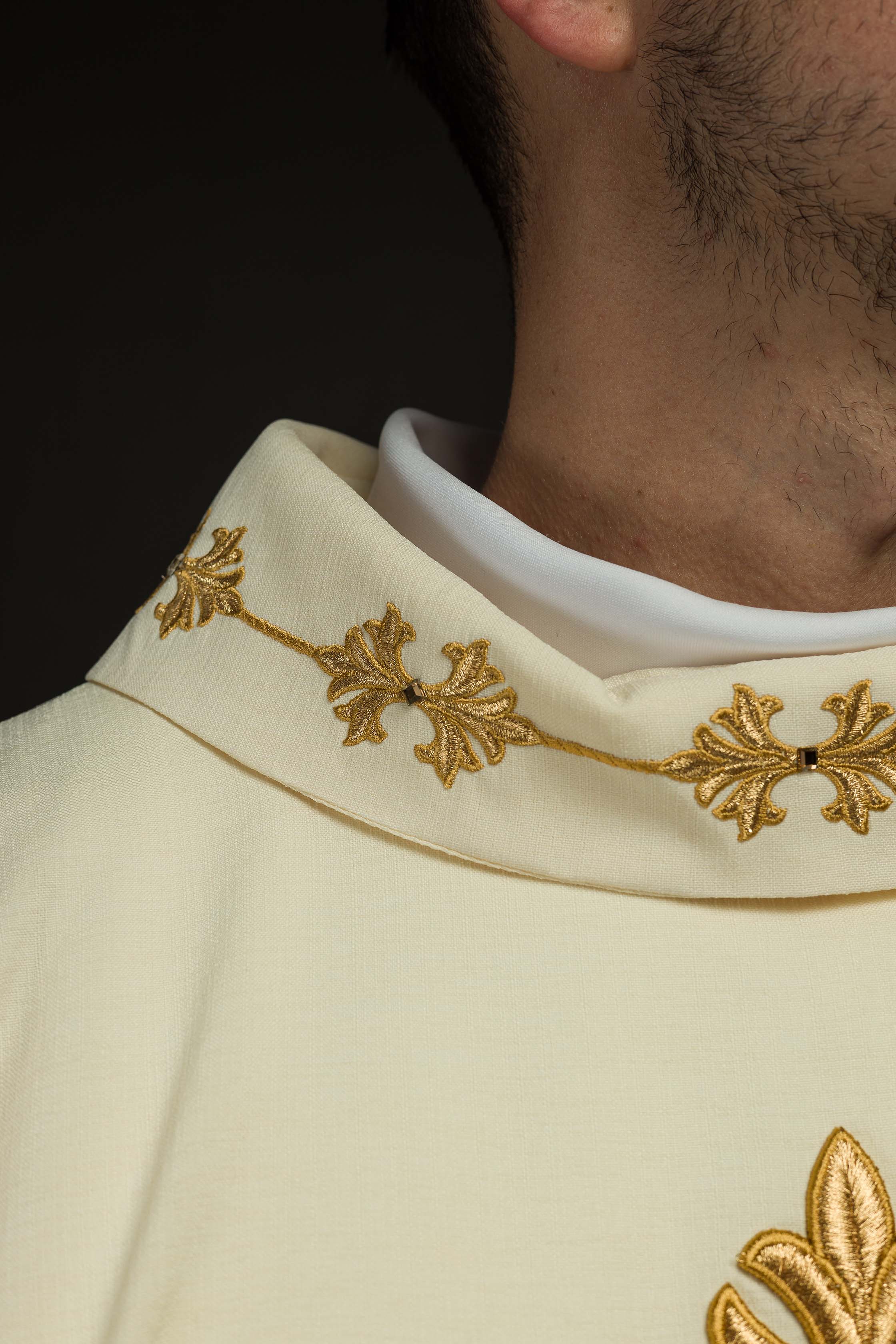 Chasuble richement brodée d'un cordon orné de pierres