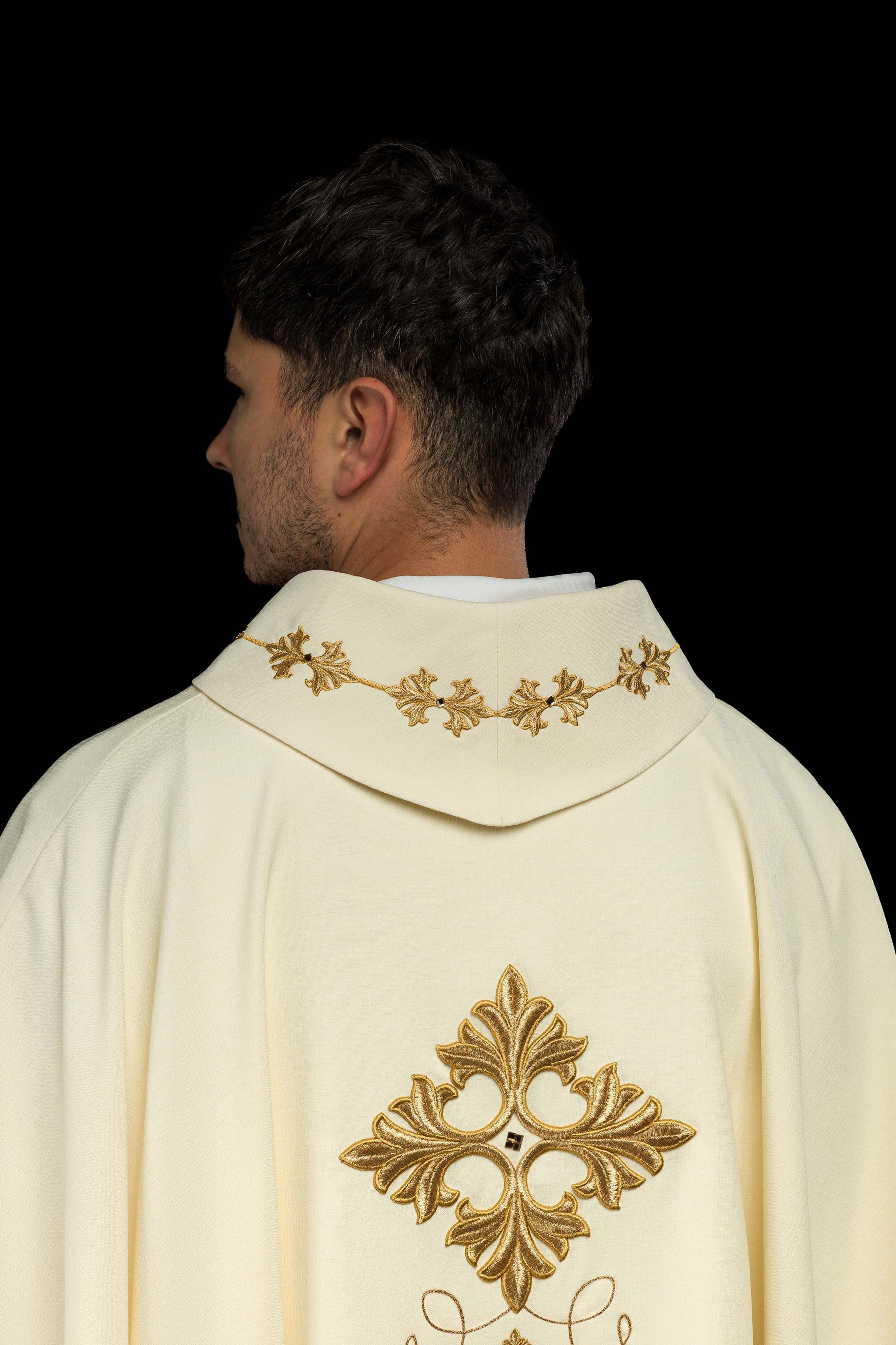 Chasuble richement brodée d'un cordon orné de pierres