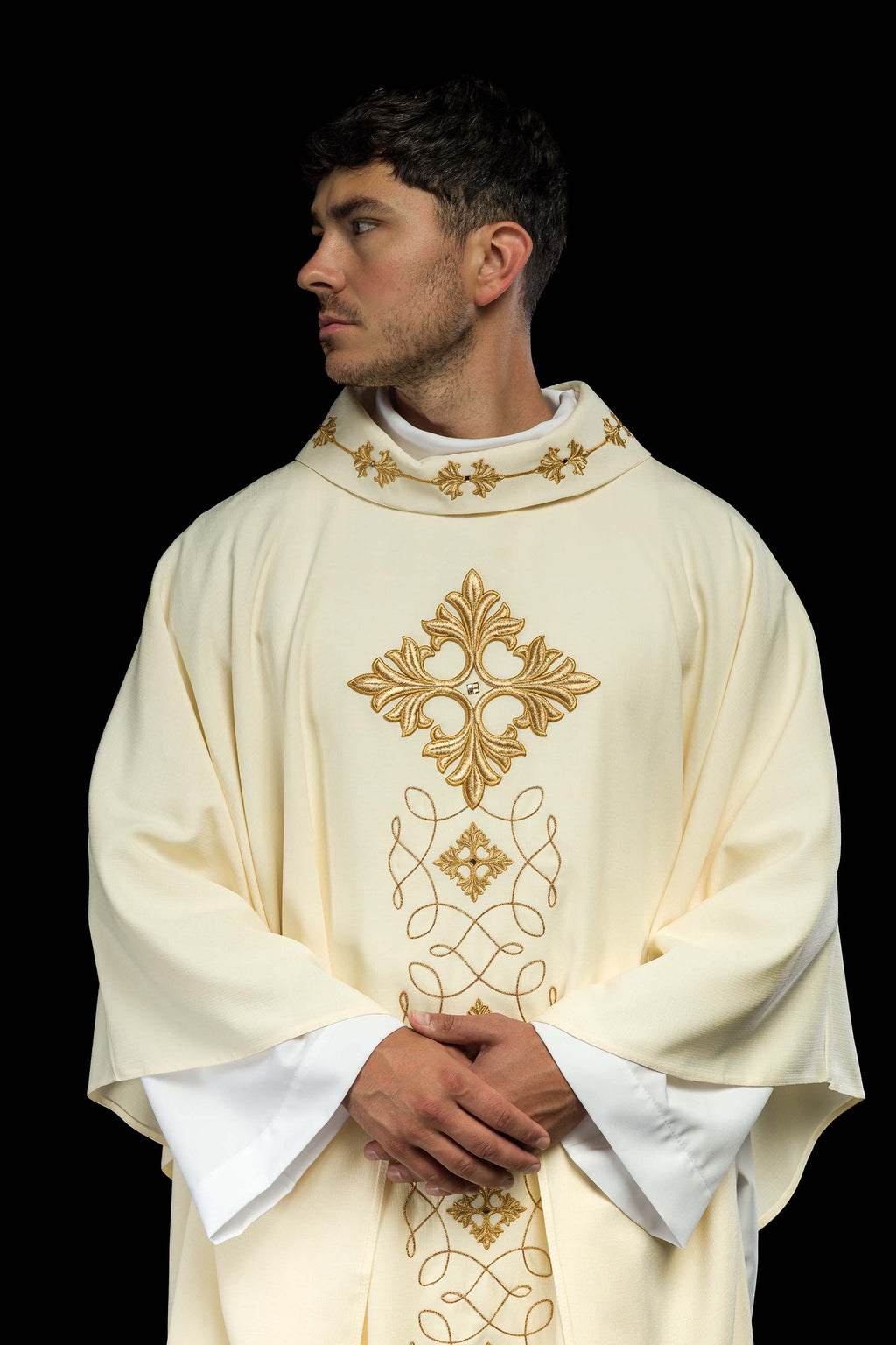 Chasuble richement brodée d'un cordon orné de pierres