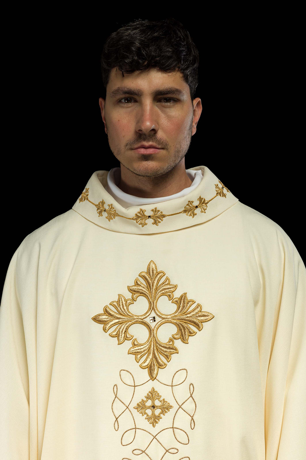 Chasuble richement brodée d'un cordon orné de pierres