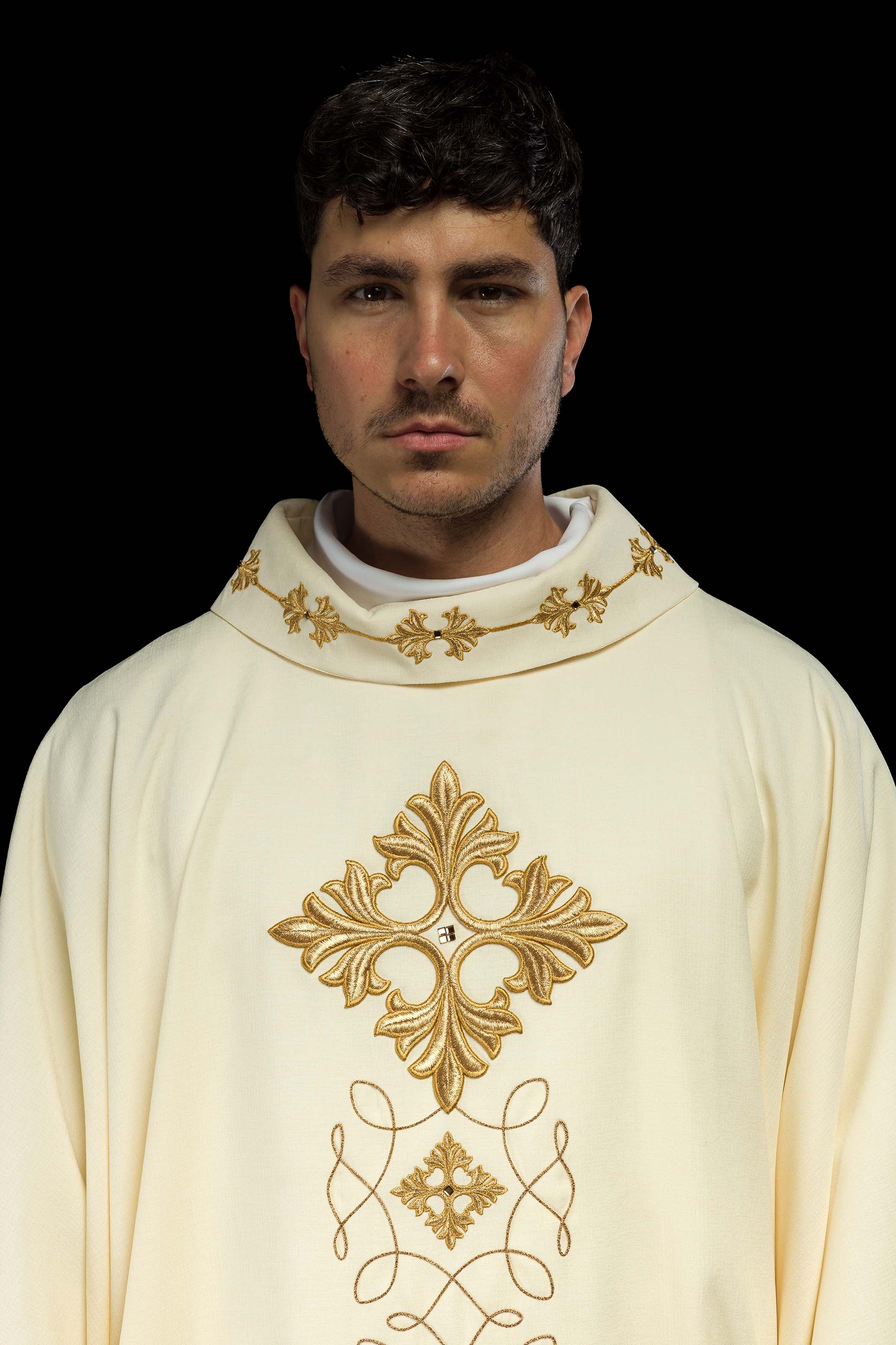Chasuble richement brodée d'un cordon orné de pierres