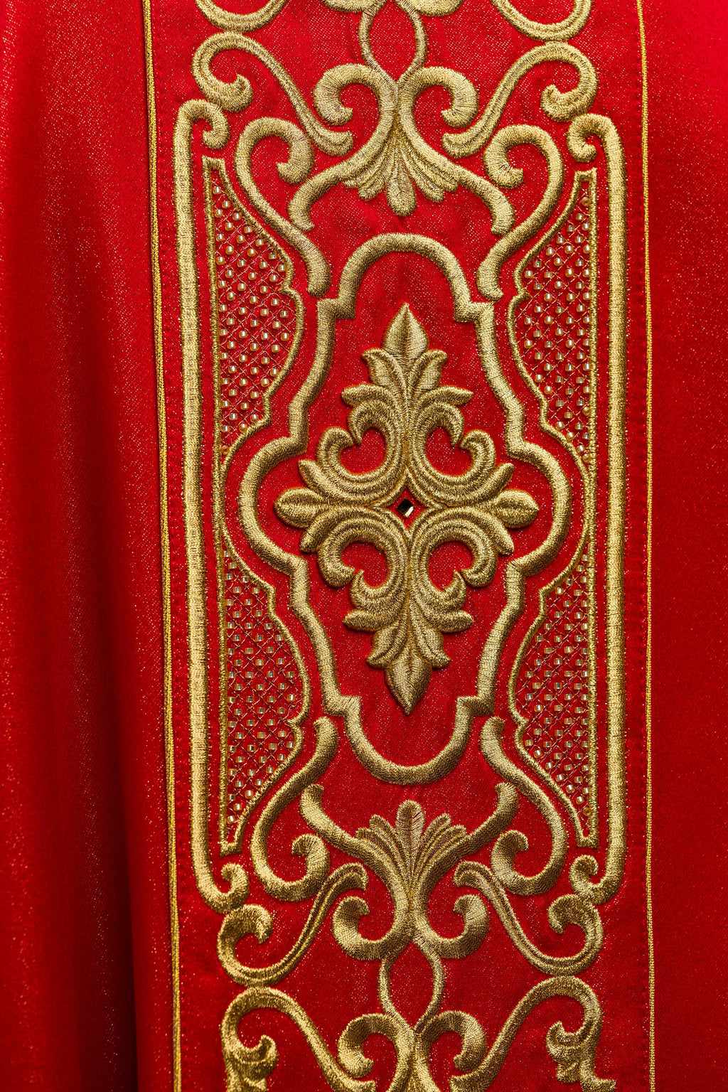 Chasuble rouge richement brodée et brillante