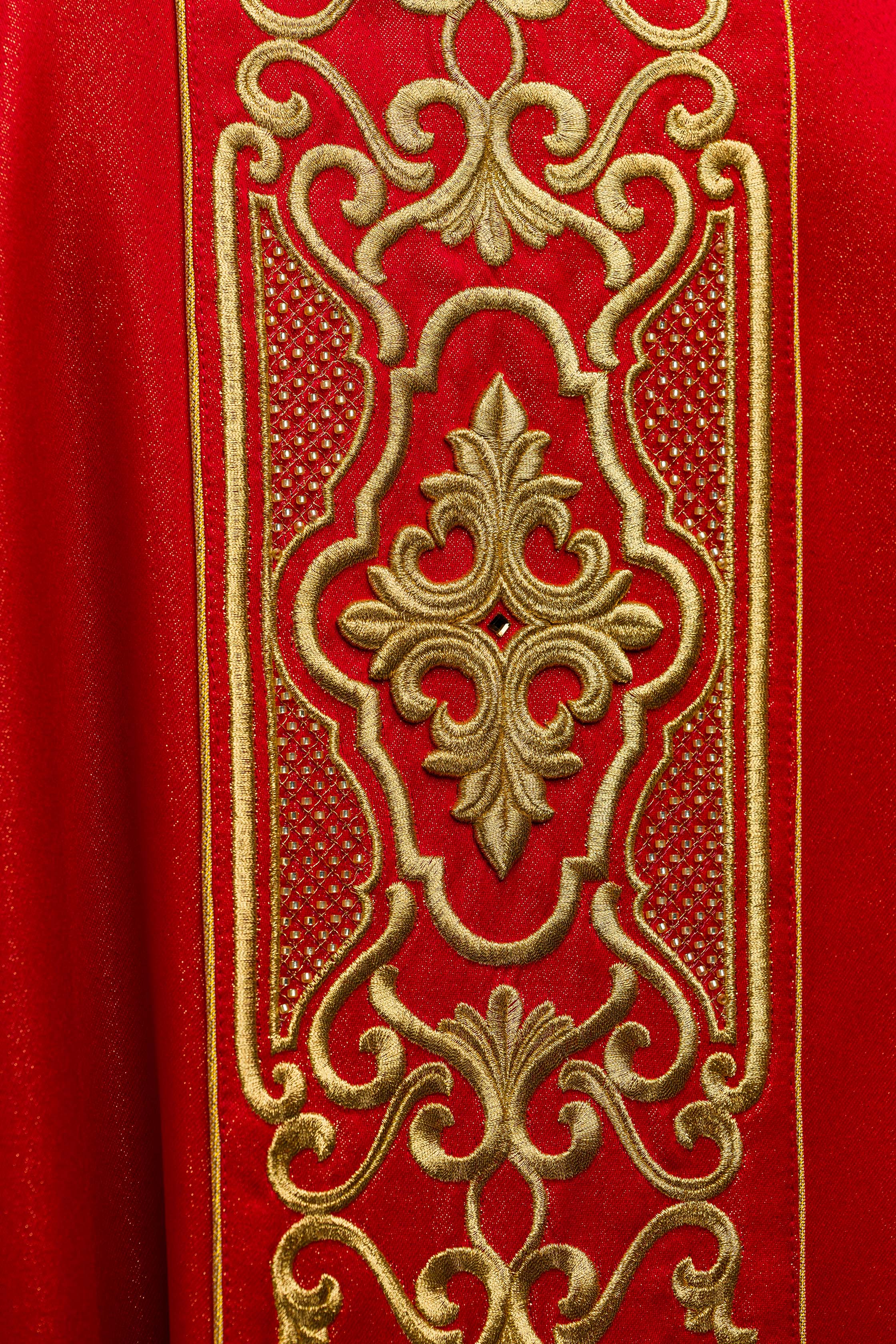 Chasuble rouge richement brodée et brillante