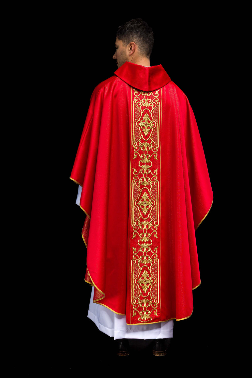 Chasuble rouge richement brodée et brillante