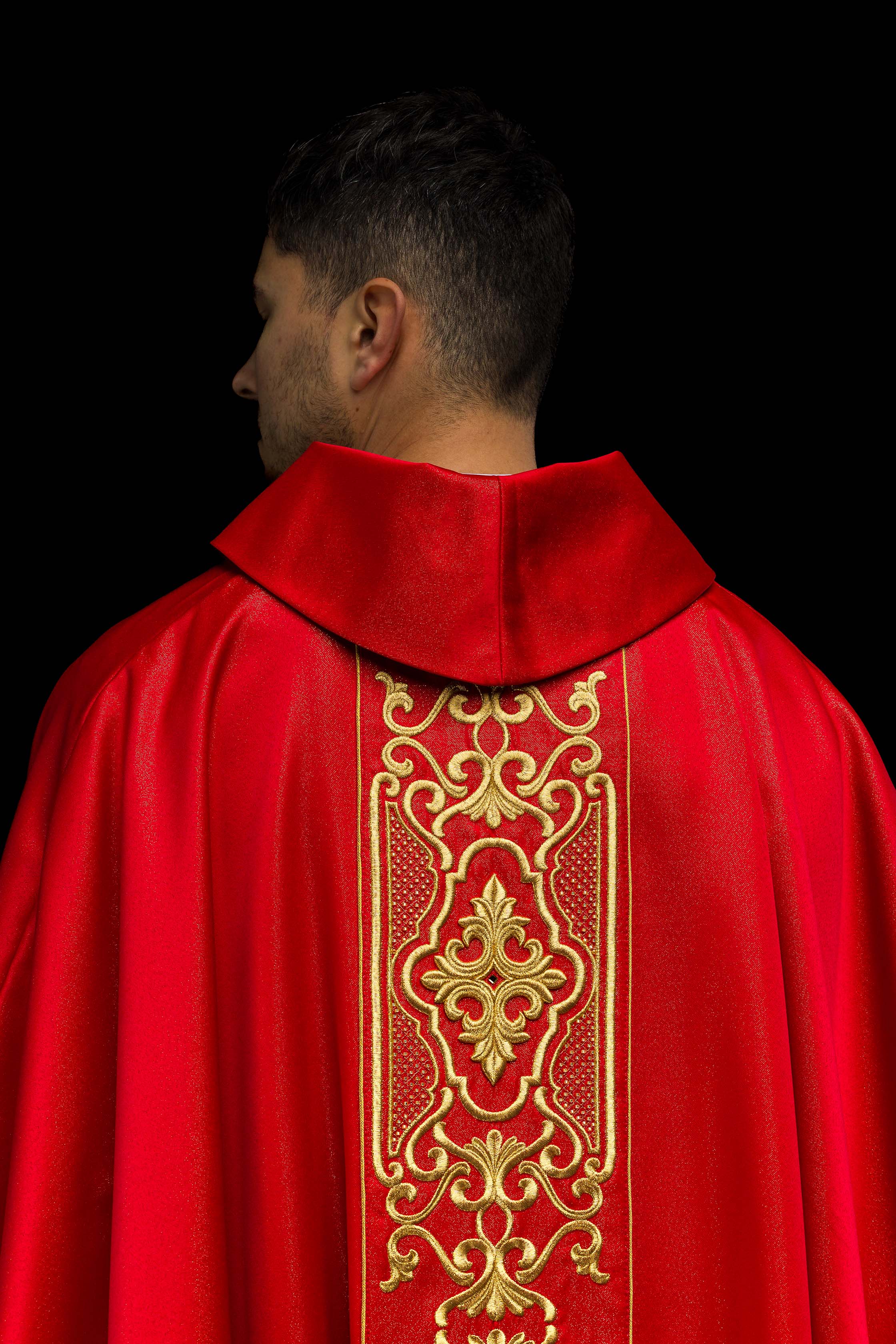 Chasuble rouge richement brodée et brillante