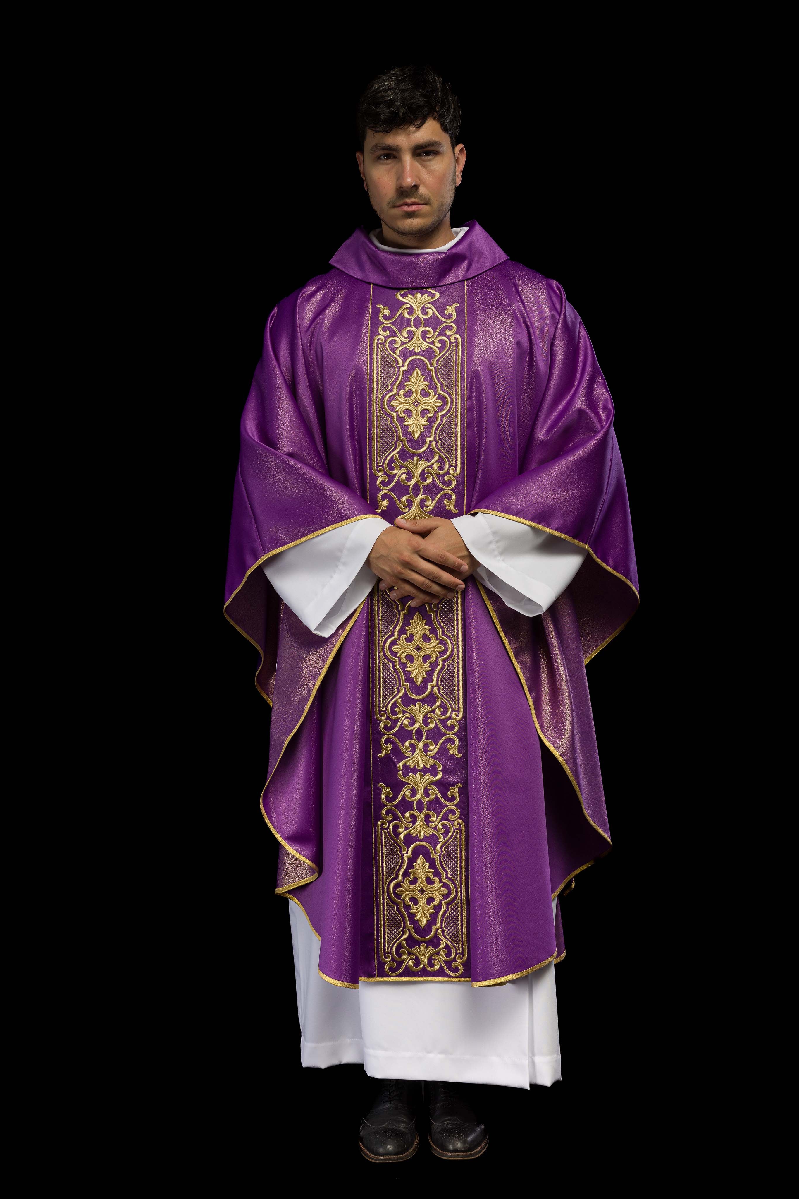 Chasuble violette richement brodée et brillante
