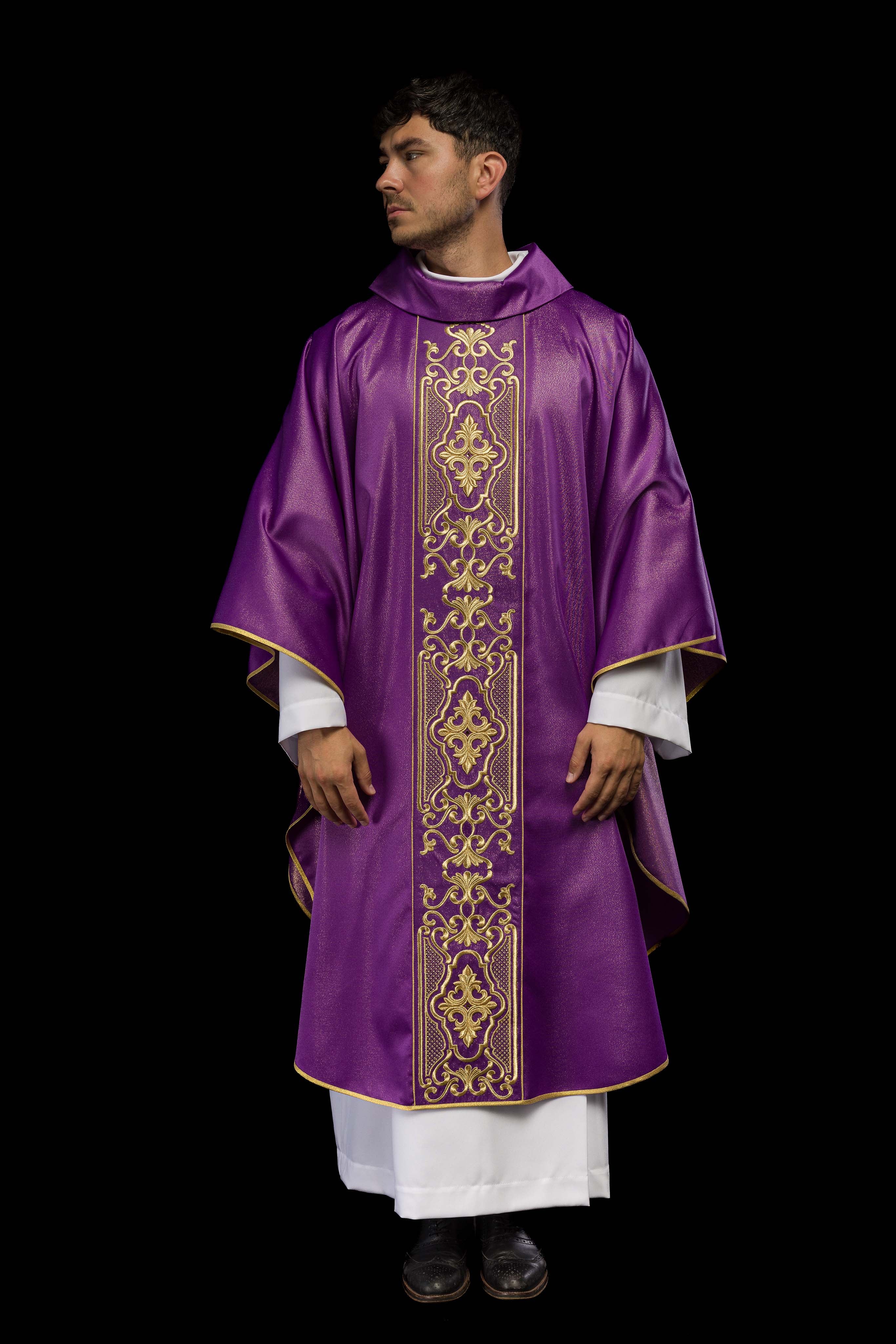 Chasuble violette richement brodée et brillante