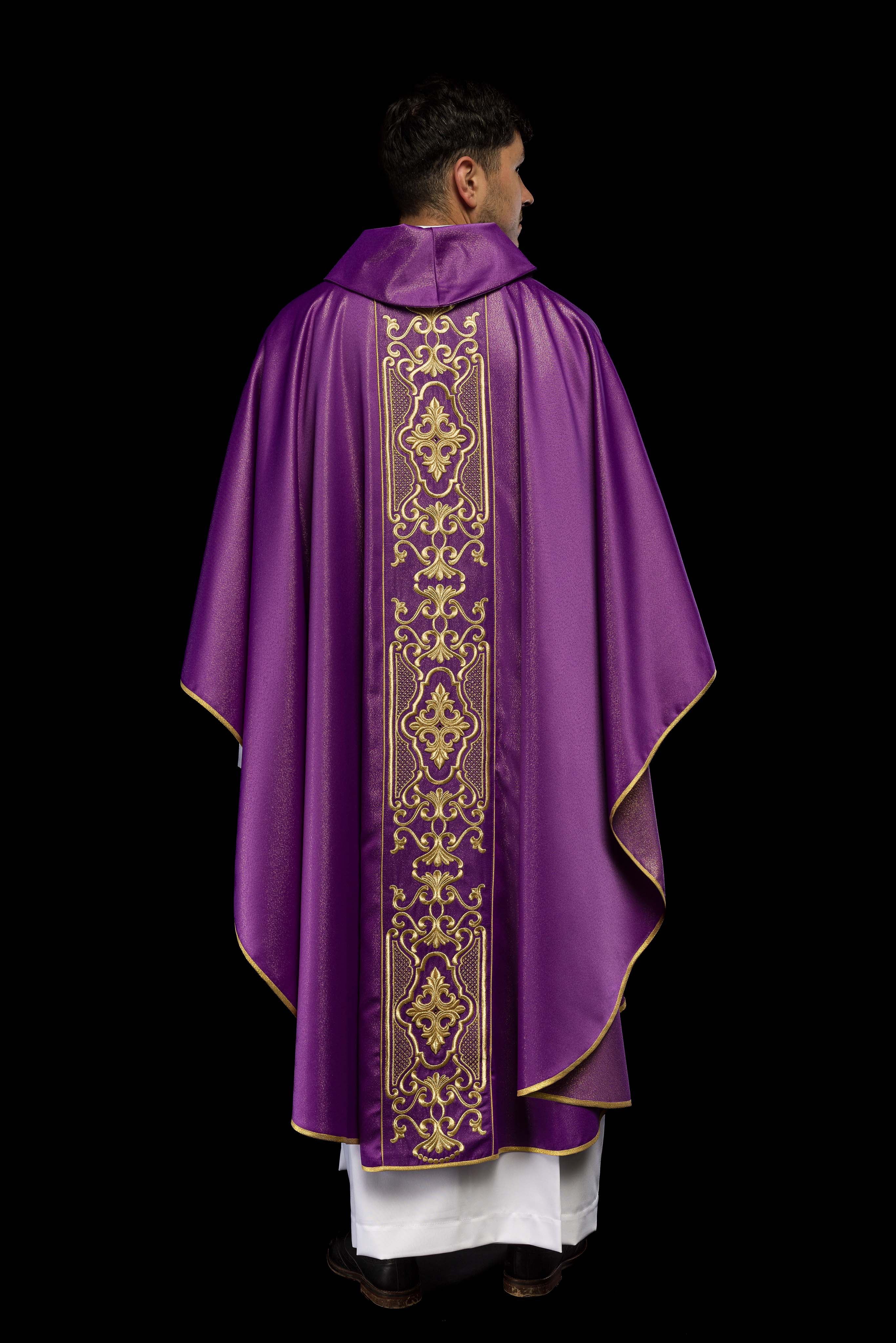 Chasuble violette richement brodée et brillante