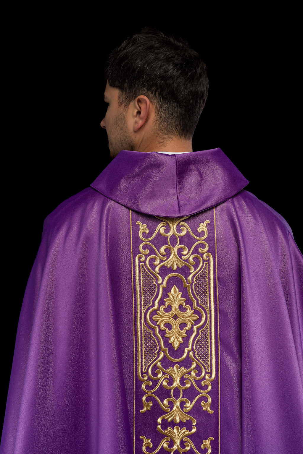 Chasuble violette richement brodée et brillante