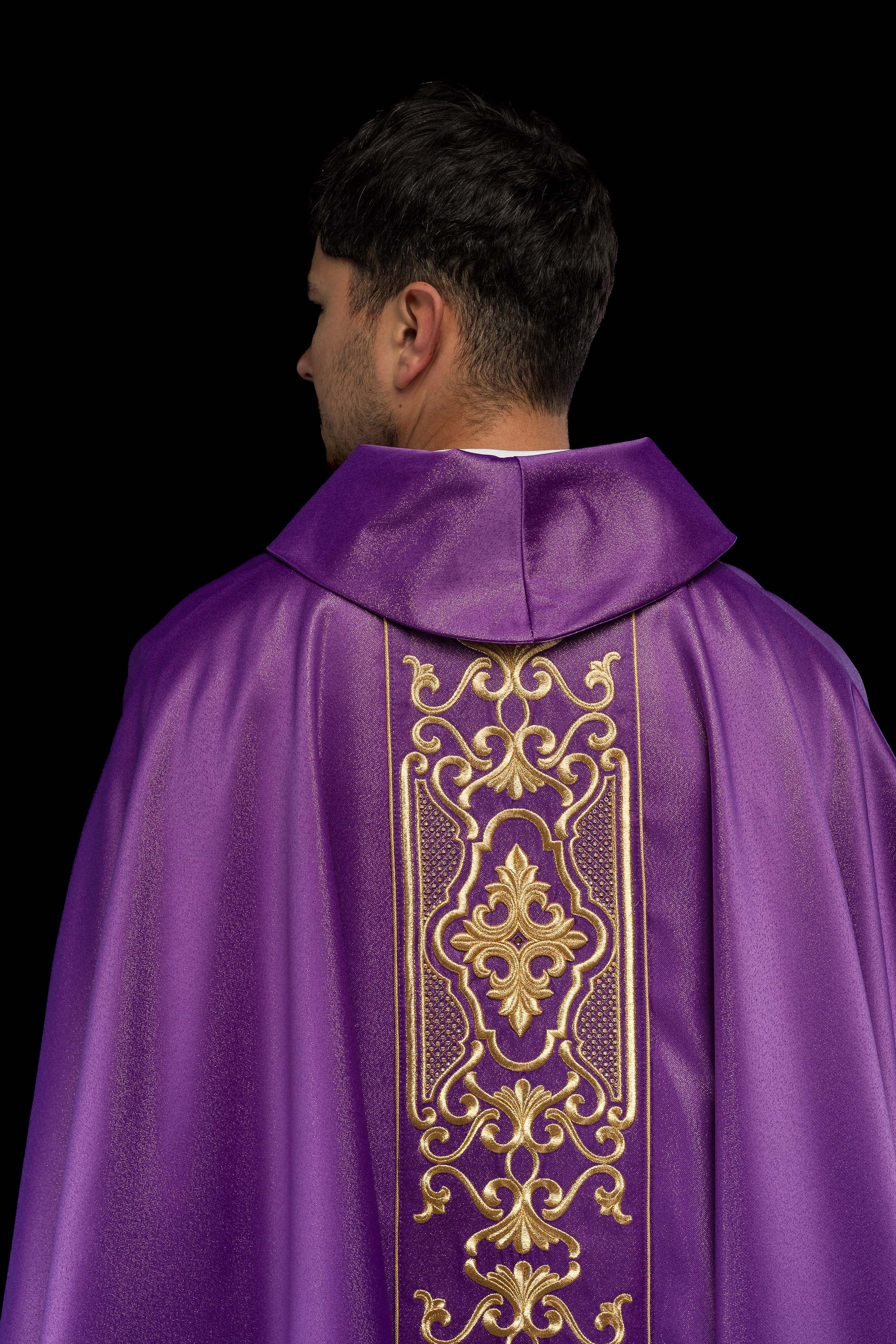 Chasuble violette richement brodée et brillante