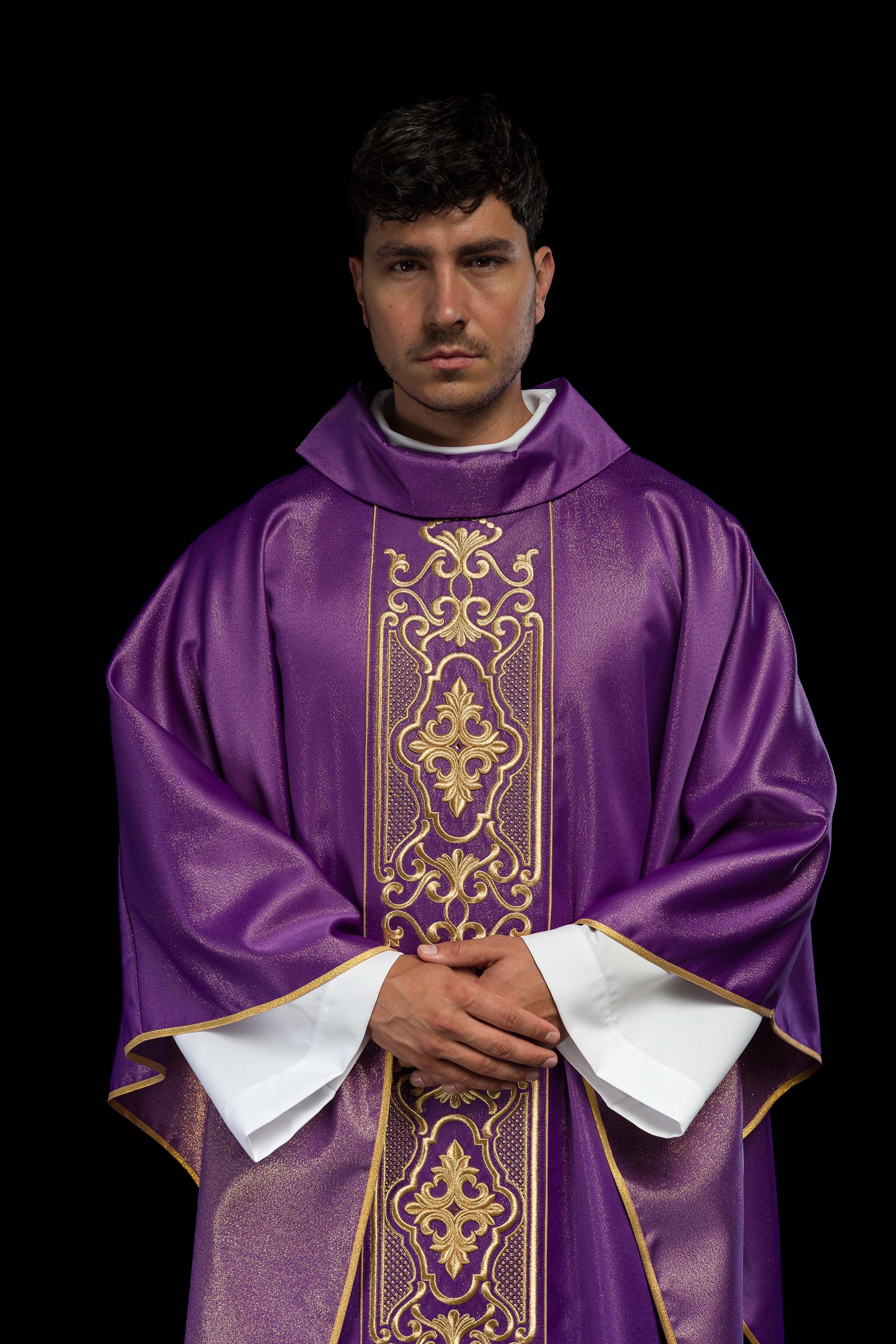 Chasuble violette richement brodée et brillante