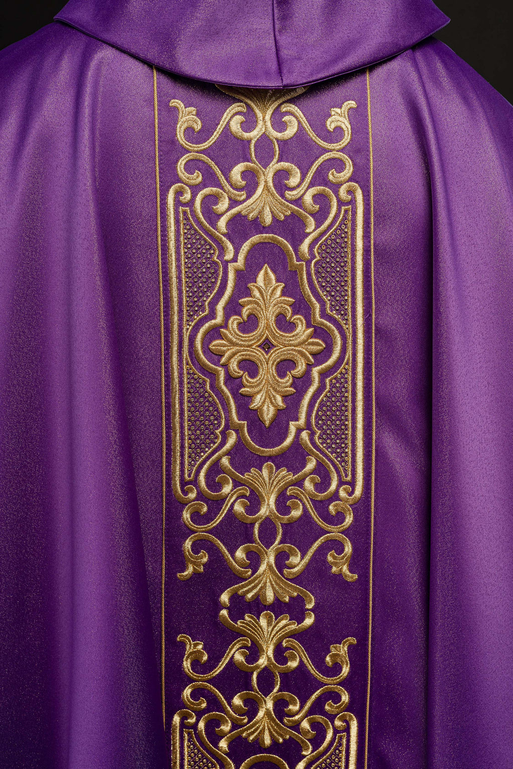 Chasuble violette richement brodée et brillante
