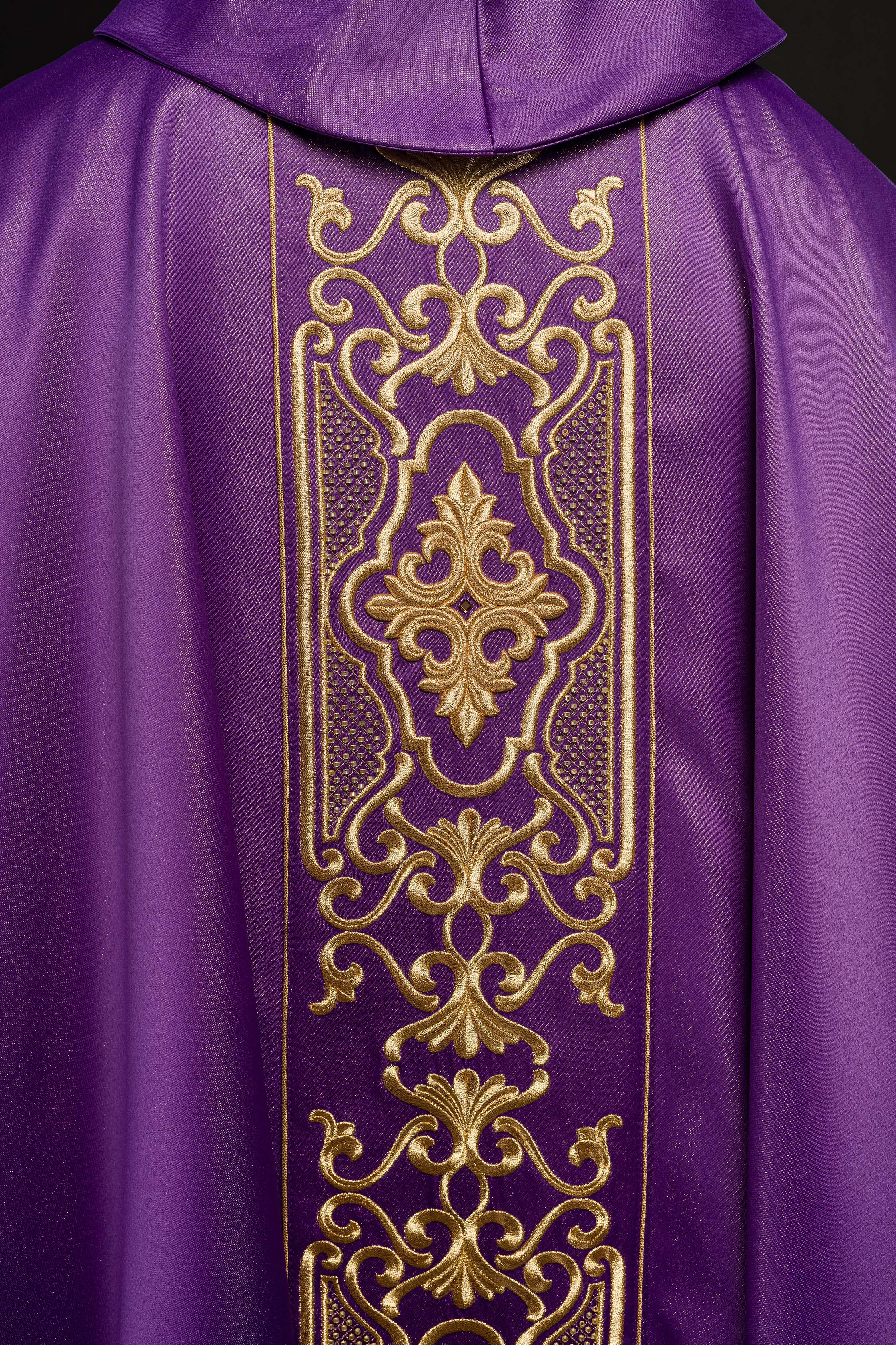 Chasuble violette richement brodée et brillante
