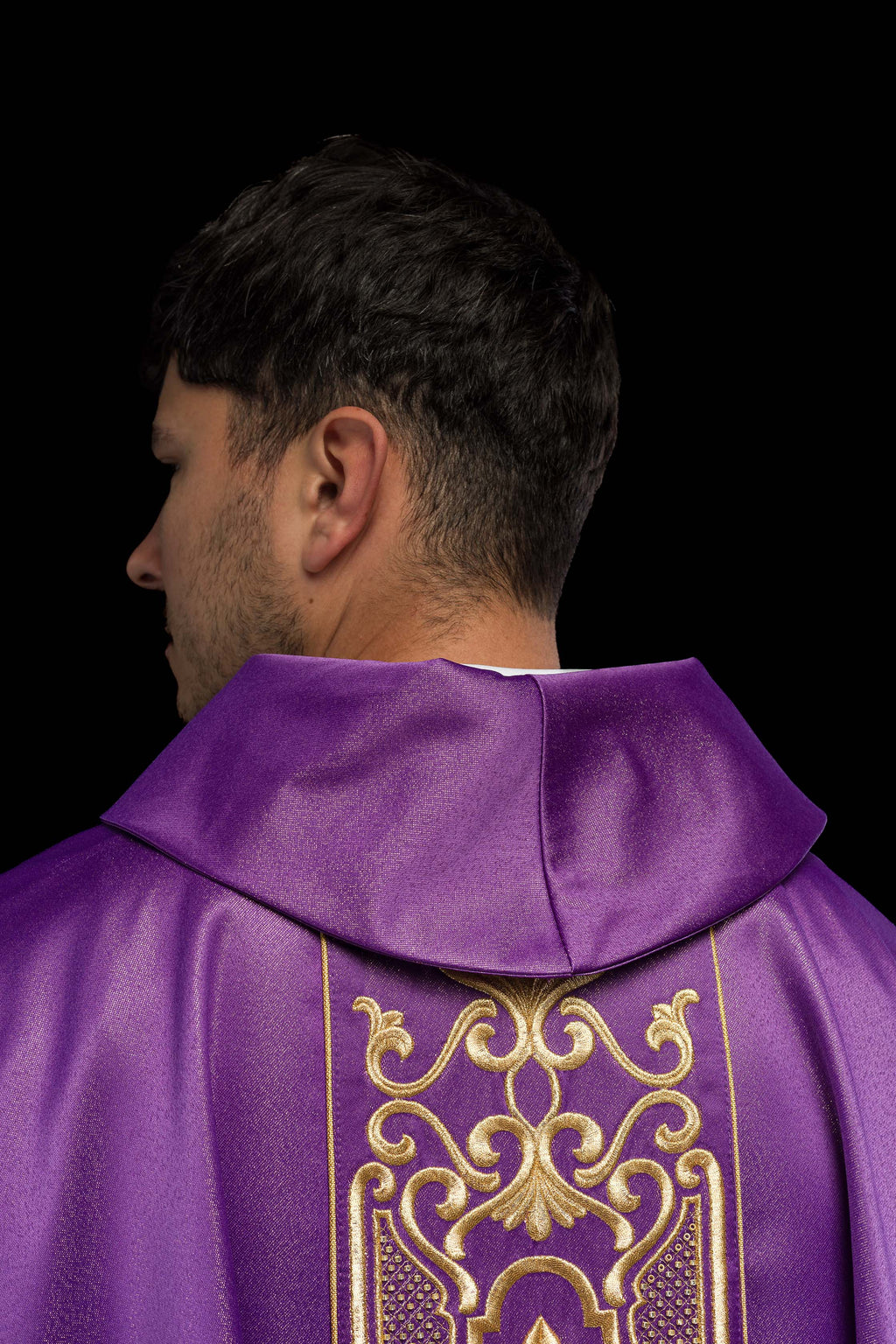 Chasuble violette richement brodée et brillante