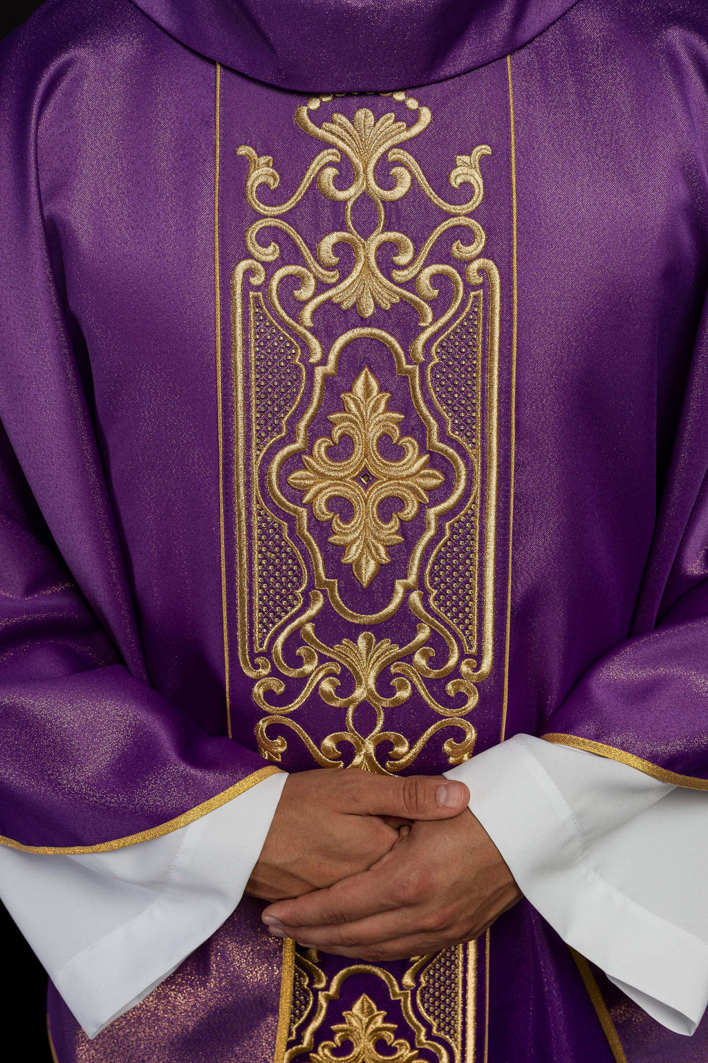 Chasuble violette richement brodée et brillante