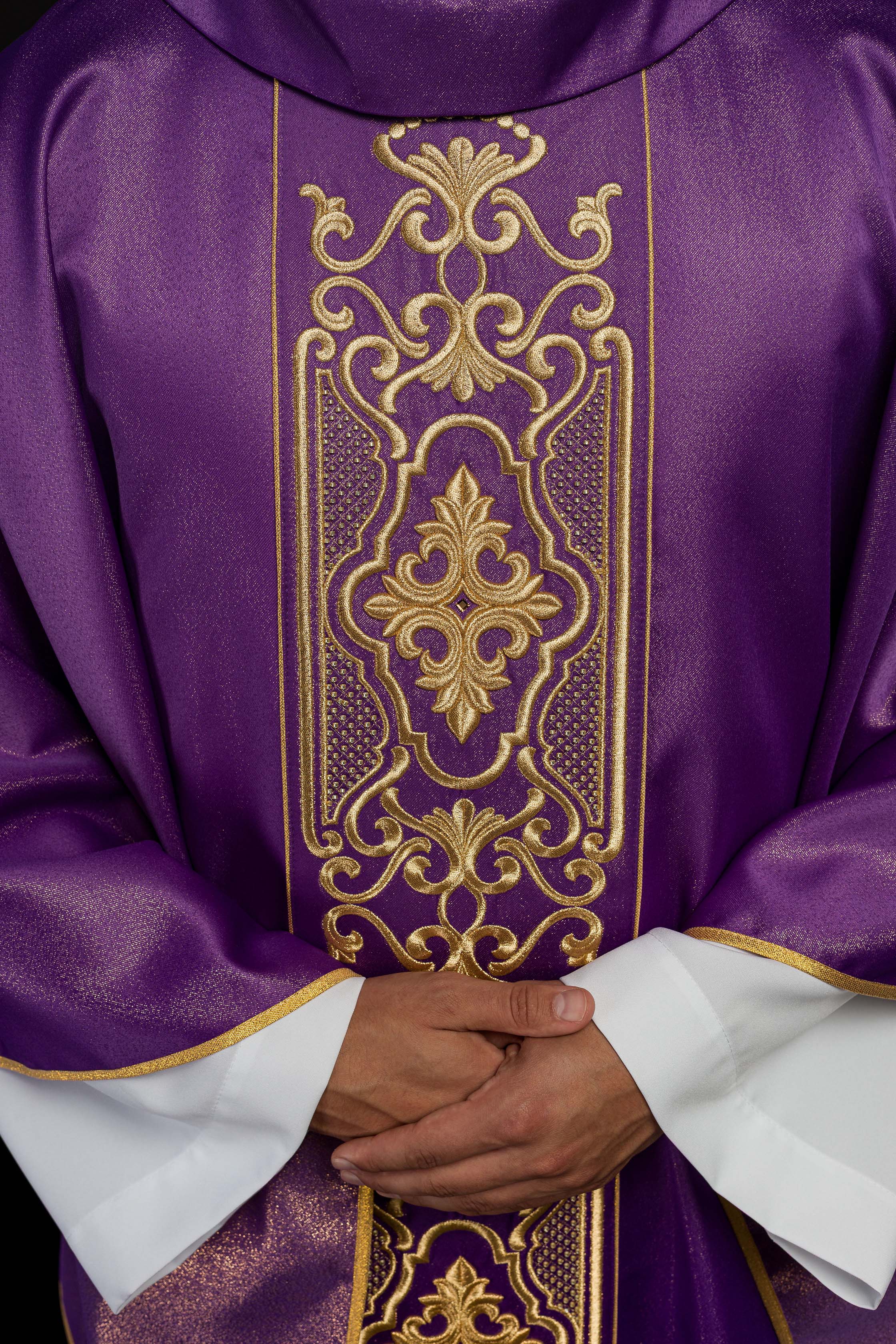 Chasuble violette richement brodée et brillante
