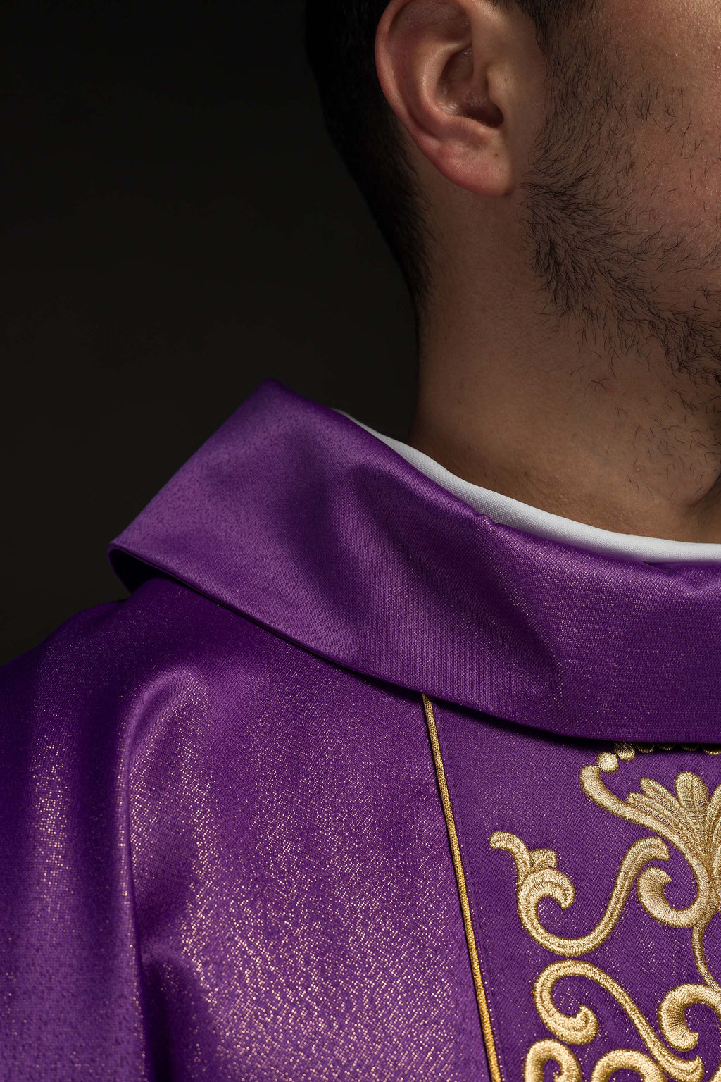 Chasuble violette richement brodée et brillante