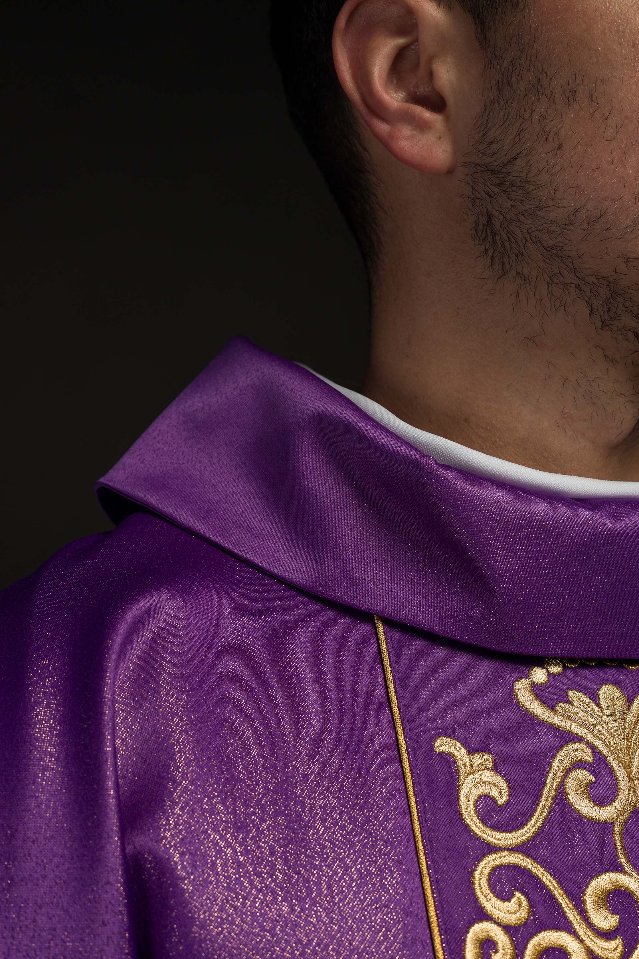 Chasuble violette richement brodée et brillante