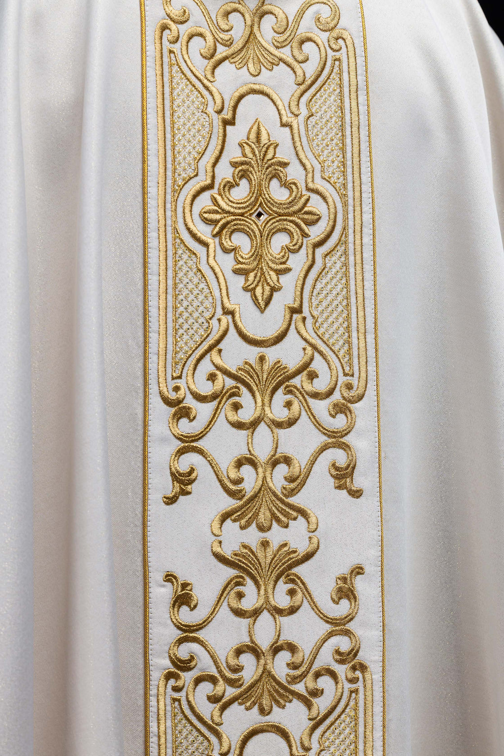 Chasuble en tissu chatoyant avec une riche broderie dorée sur la ceinture