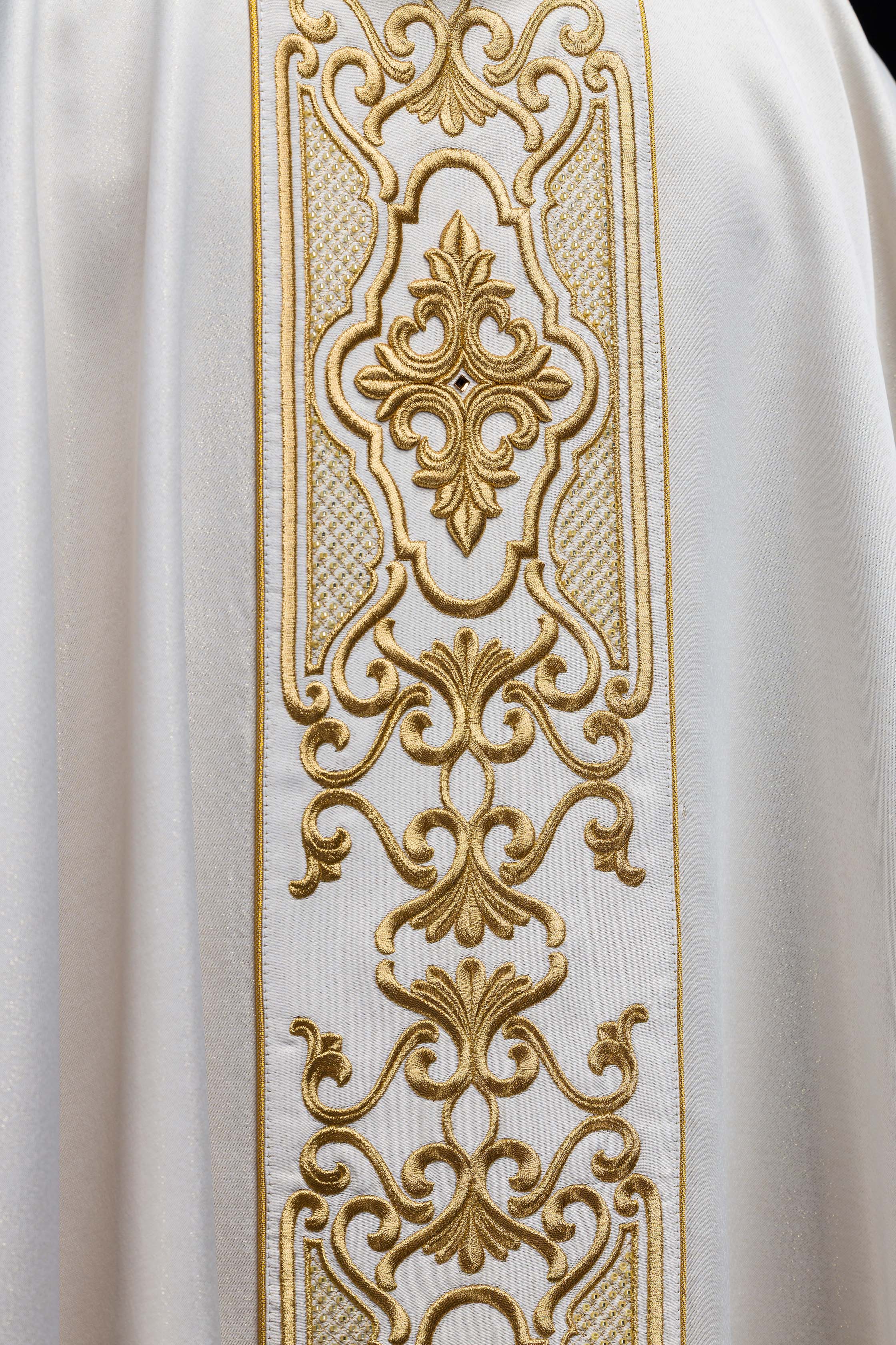 Chasuble en tissu chatoyant avec une riche broderie dorée sur la ceinture