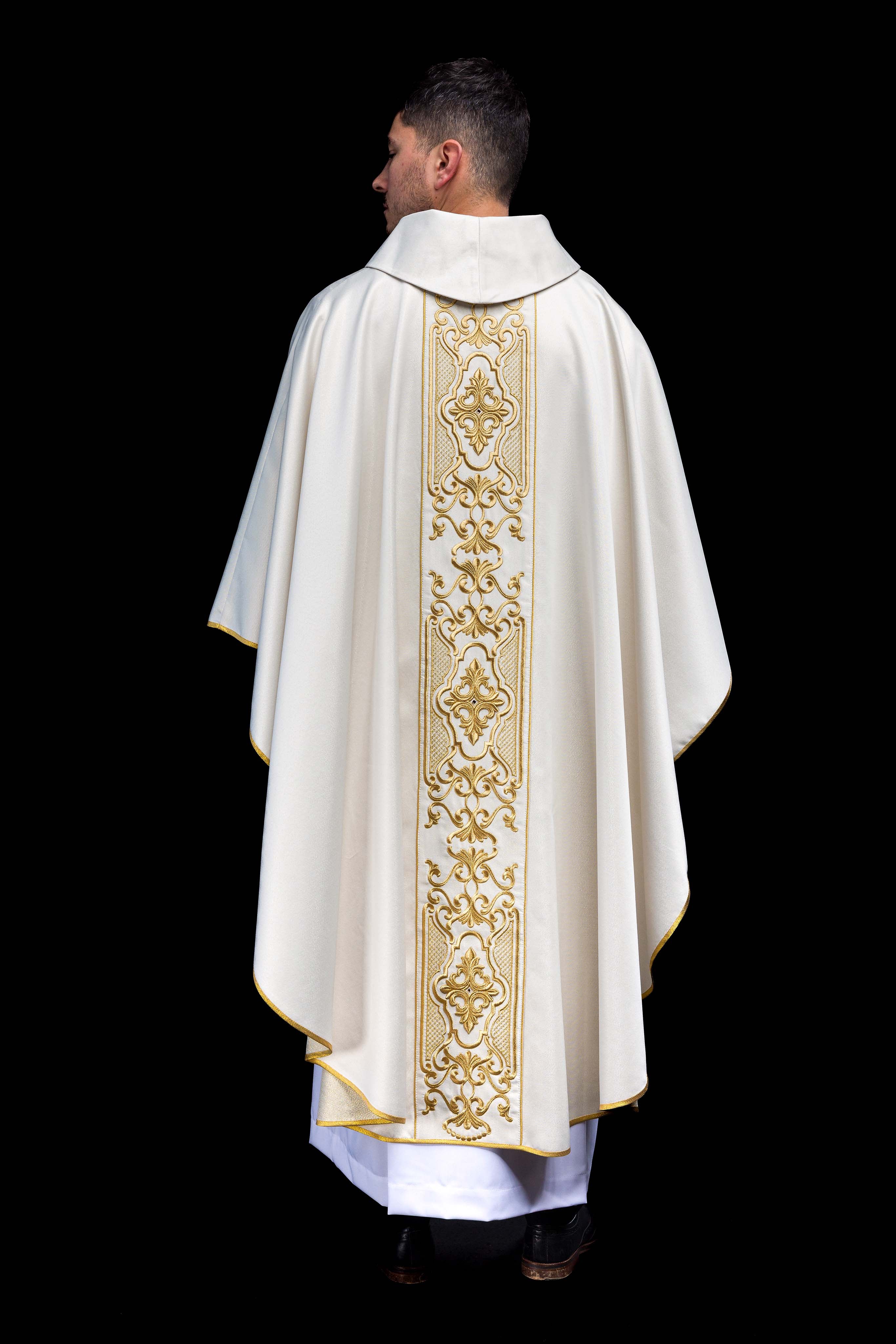 Chasuble en tissu chatoyant avec une riche broderie dorée sur la ceinture