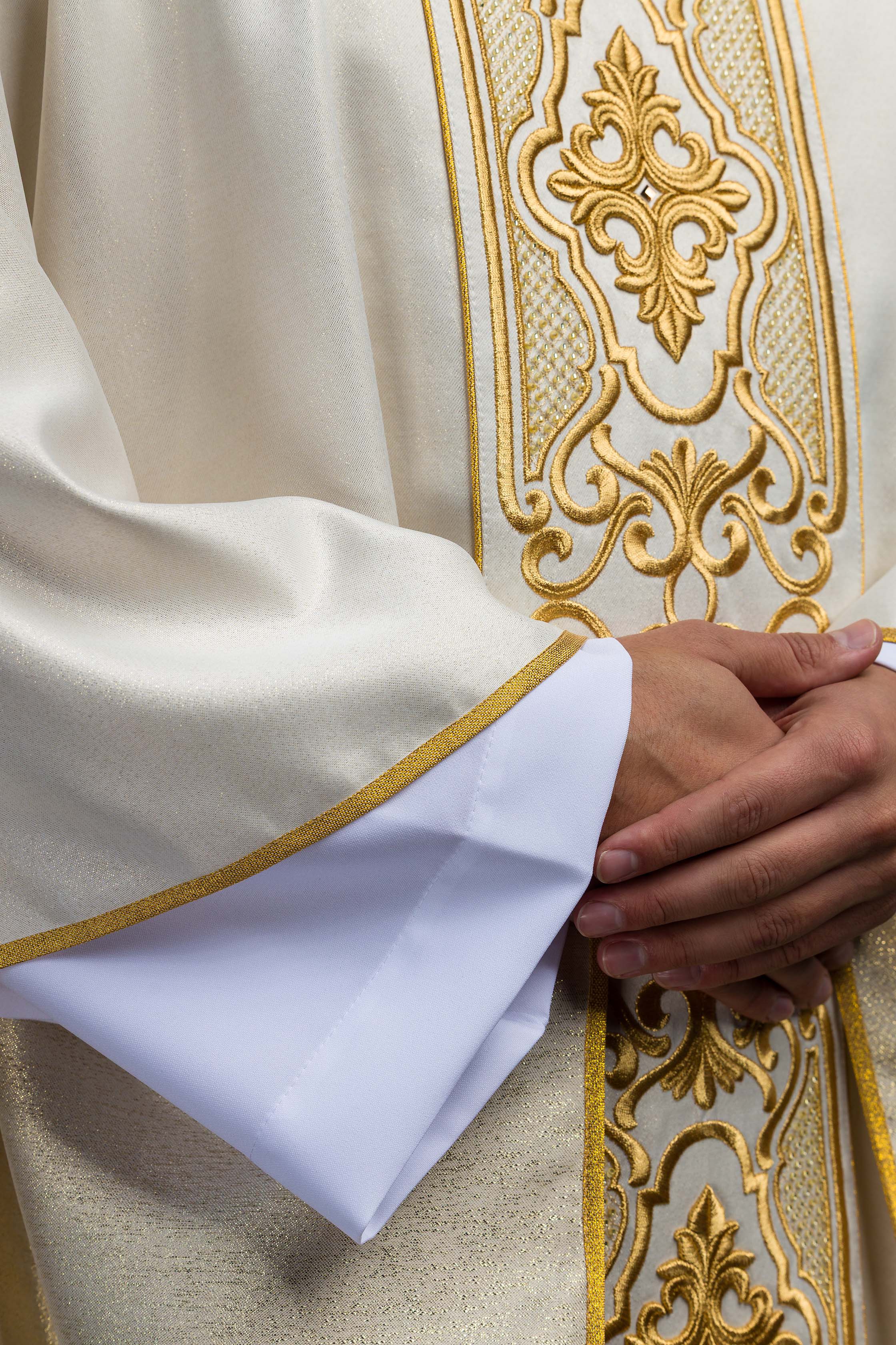 Chasuble en tissu chatoyant avec une riche broderie dorée sur la ceinture