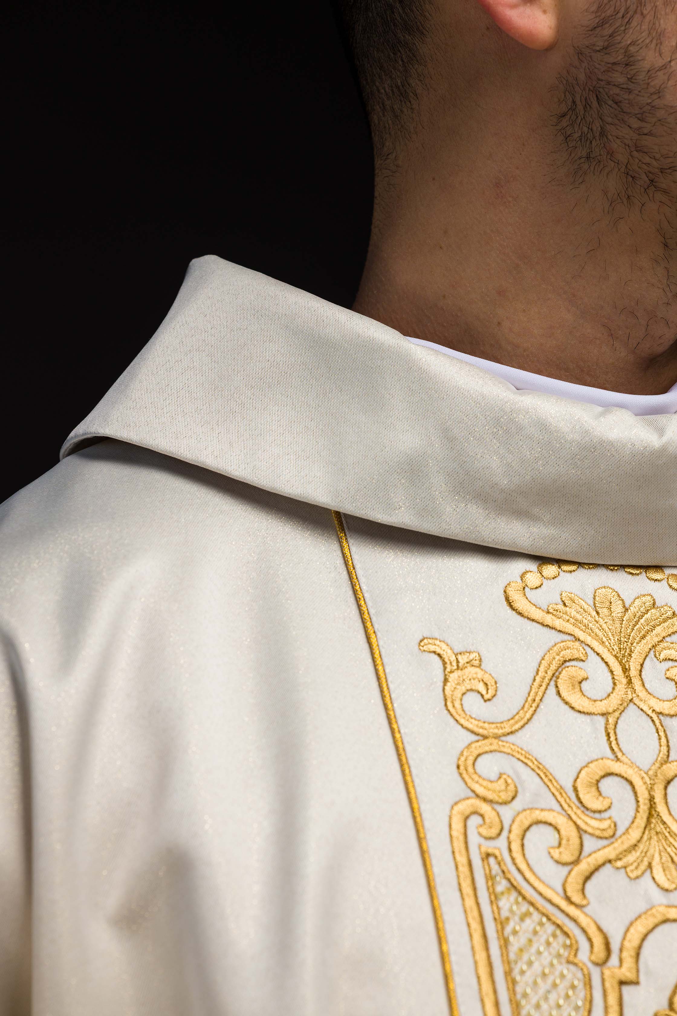 Chasuble en tissu chatoyant avec une riche broderie dorée sur la ceinture