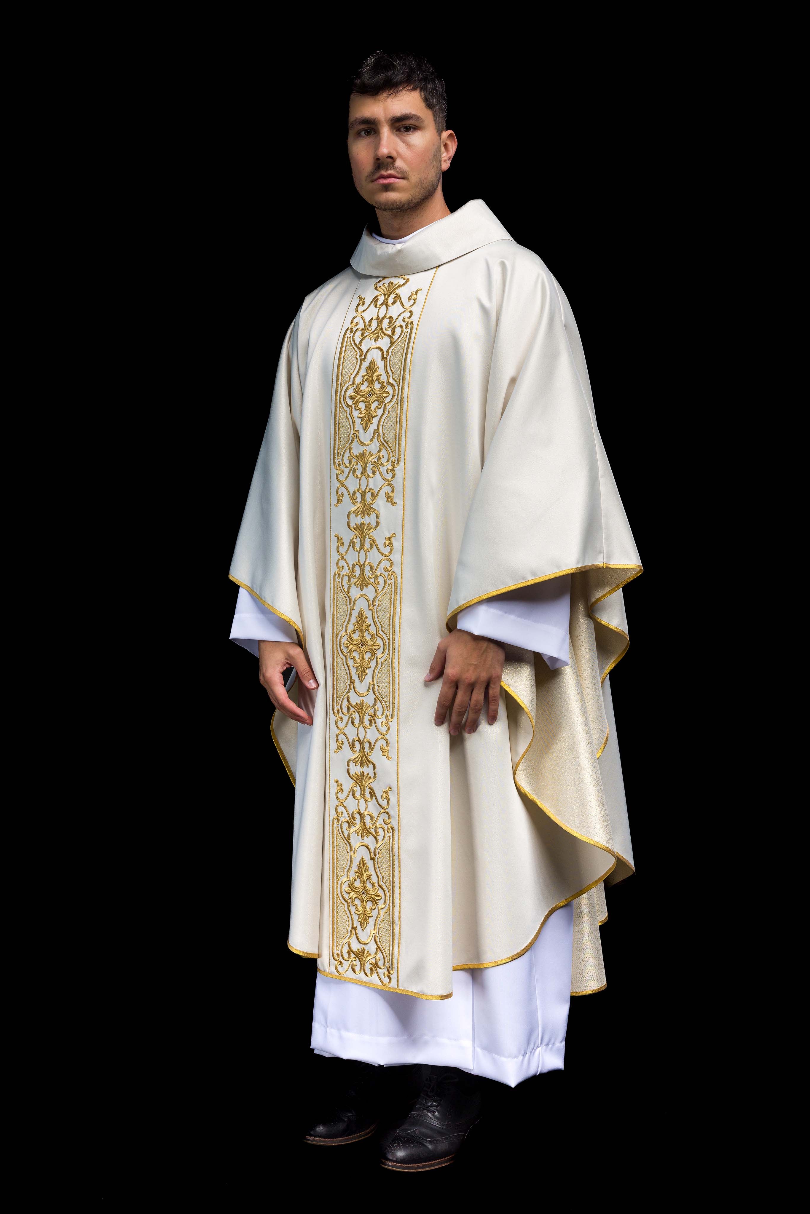 Chasuble en tissu chatoyant avec une riche broderie dorée sur la ceinture
