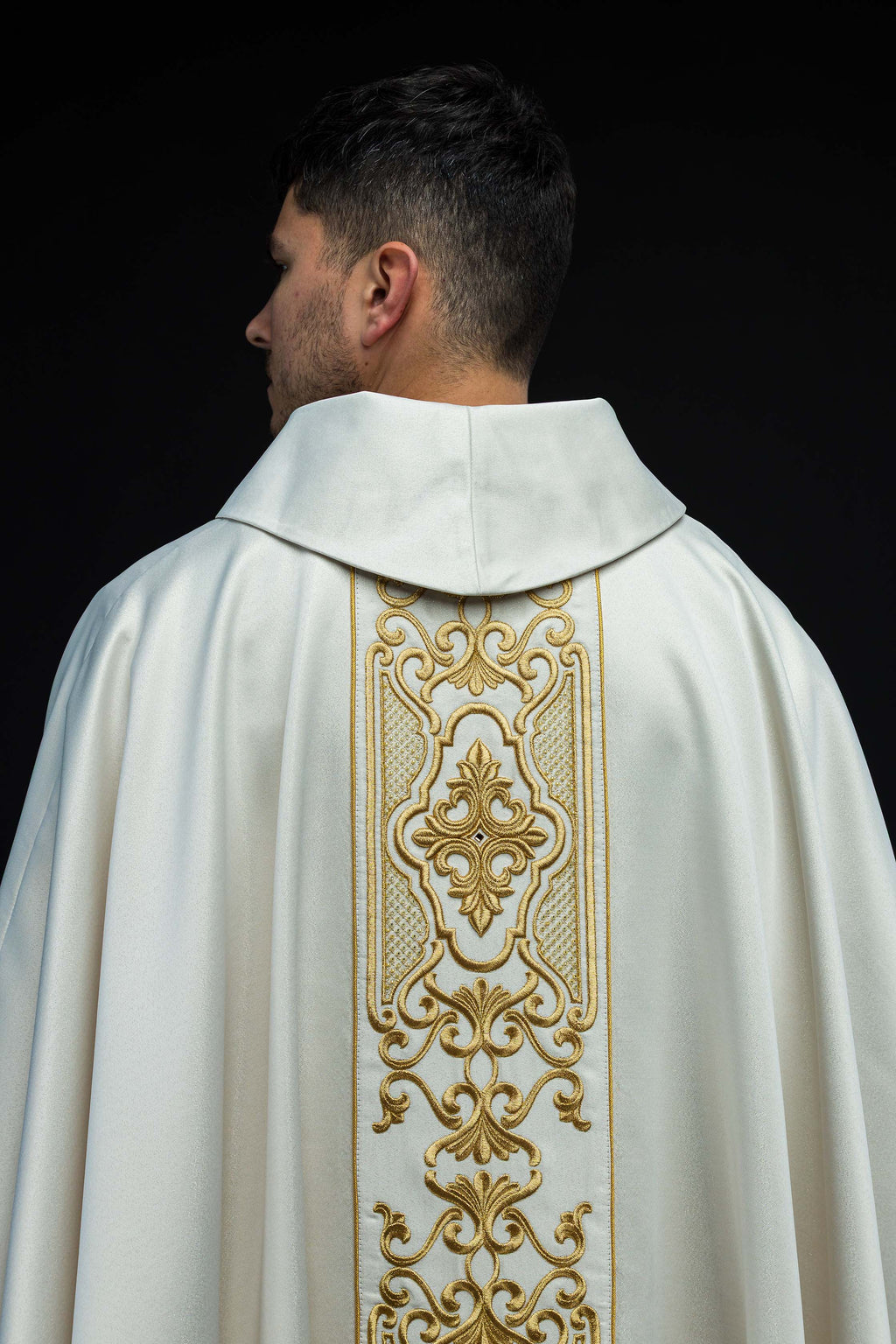 Chasuble en tissu chatoyant avec une riche broderie dorée sur la ceinture