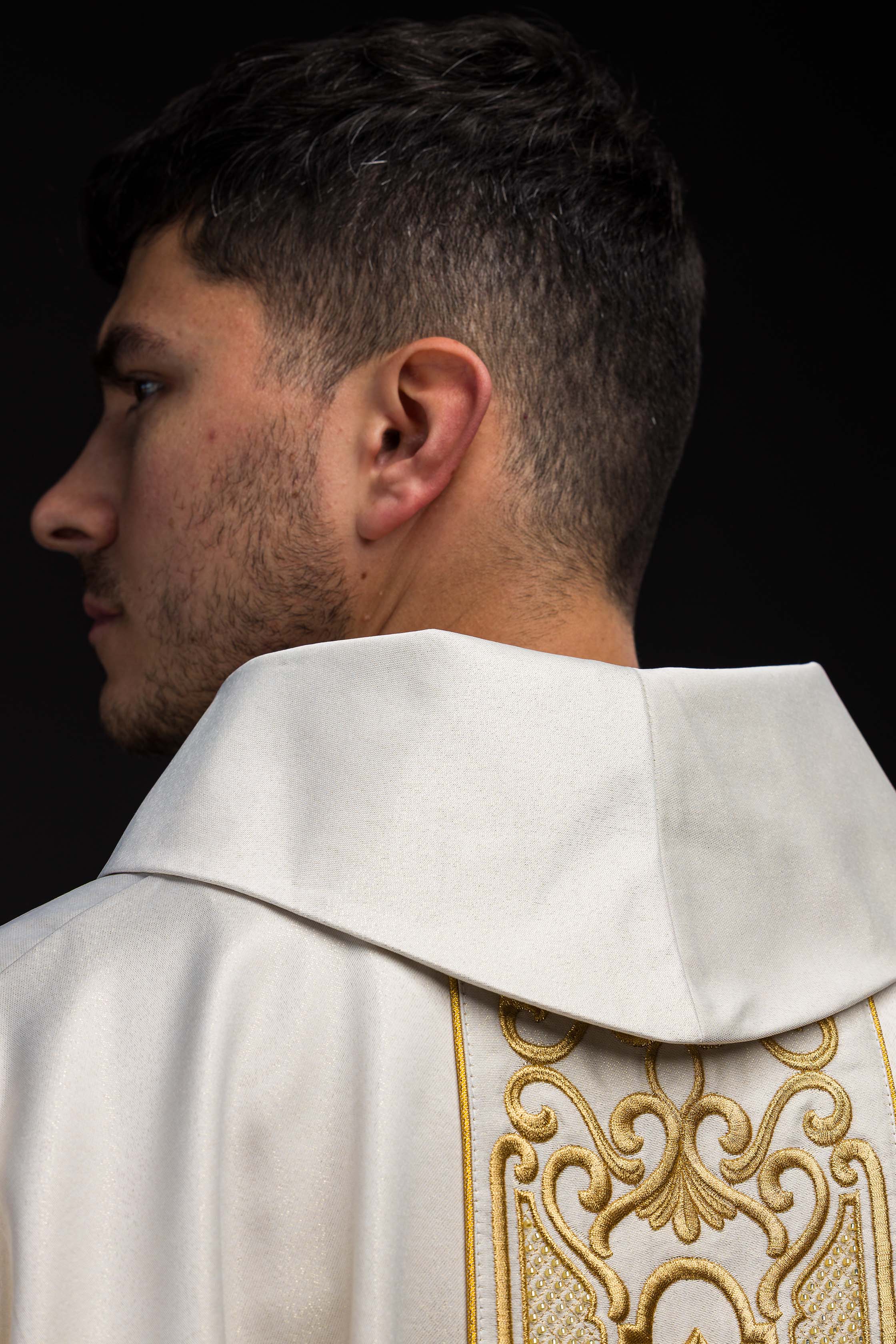Chasuble en tissu chatoyant avec une riche broderie dorée sur la ceinture