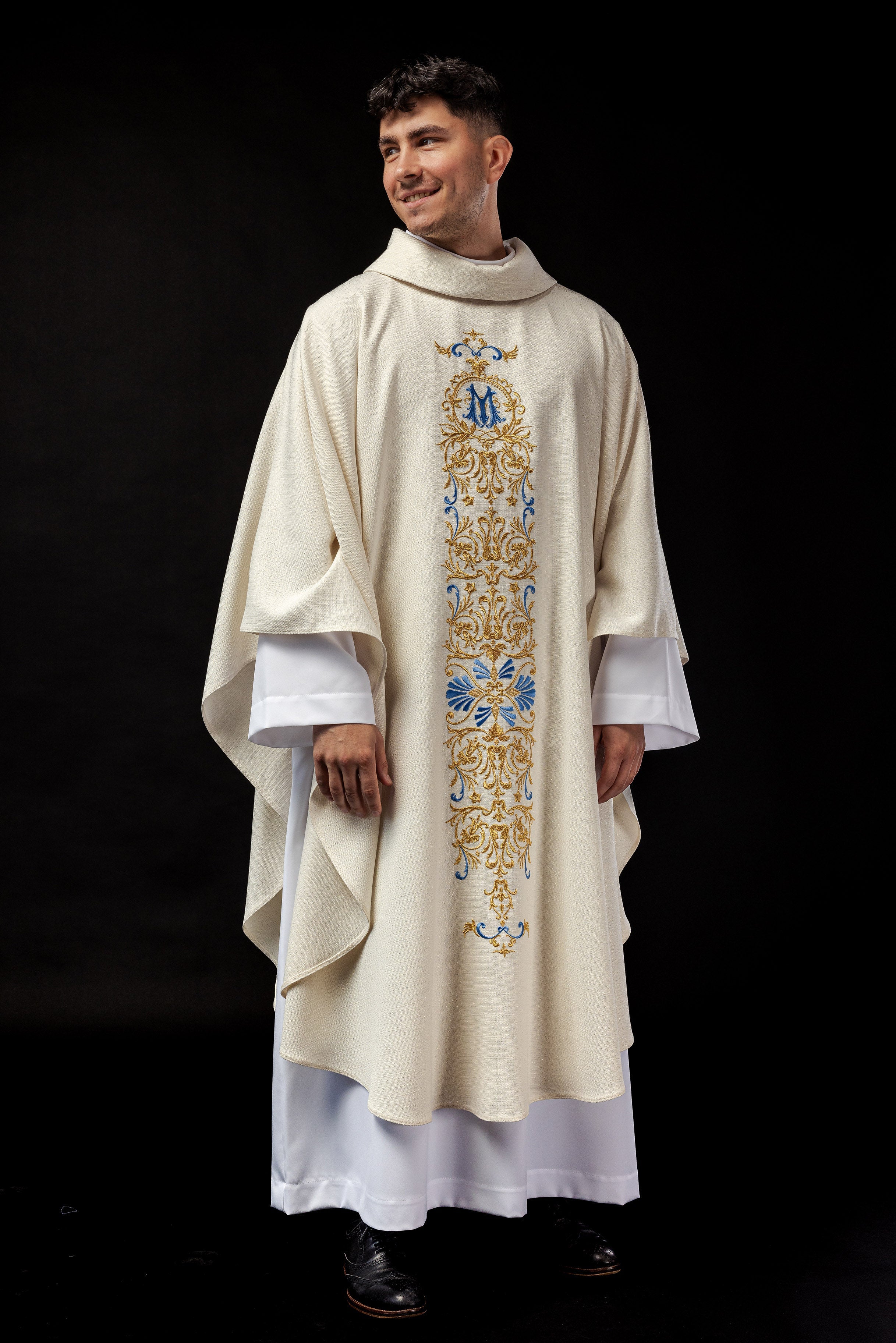 Chasuble mariale richement brodée en tissu brillant.