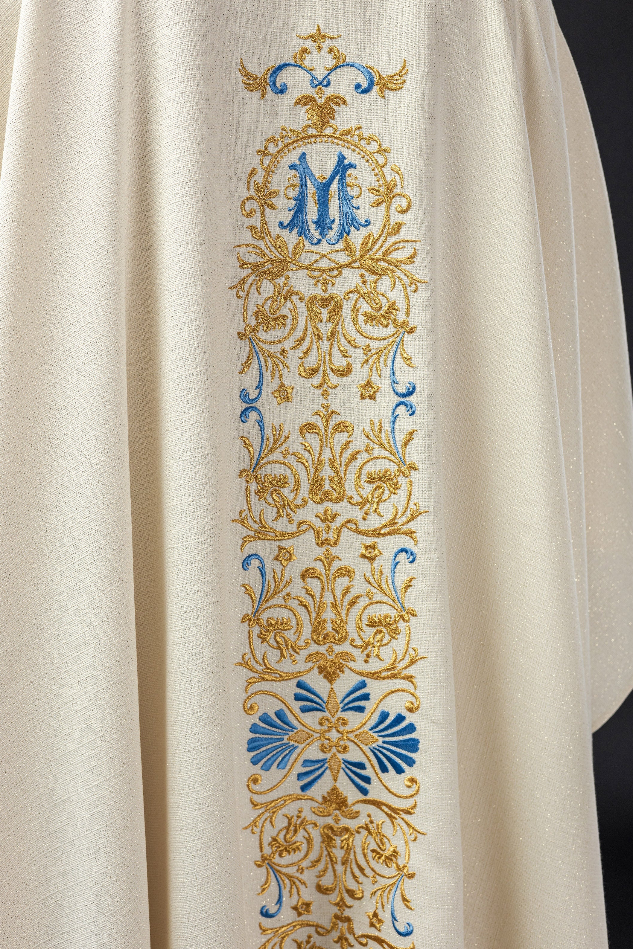 Chasuble mariale richement brodée en tissu brillant.