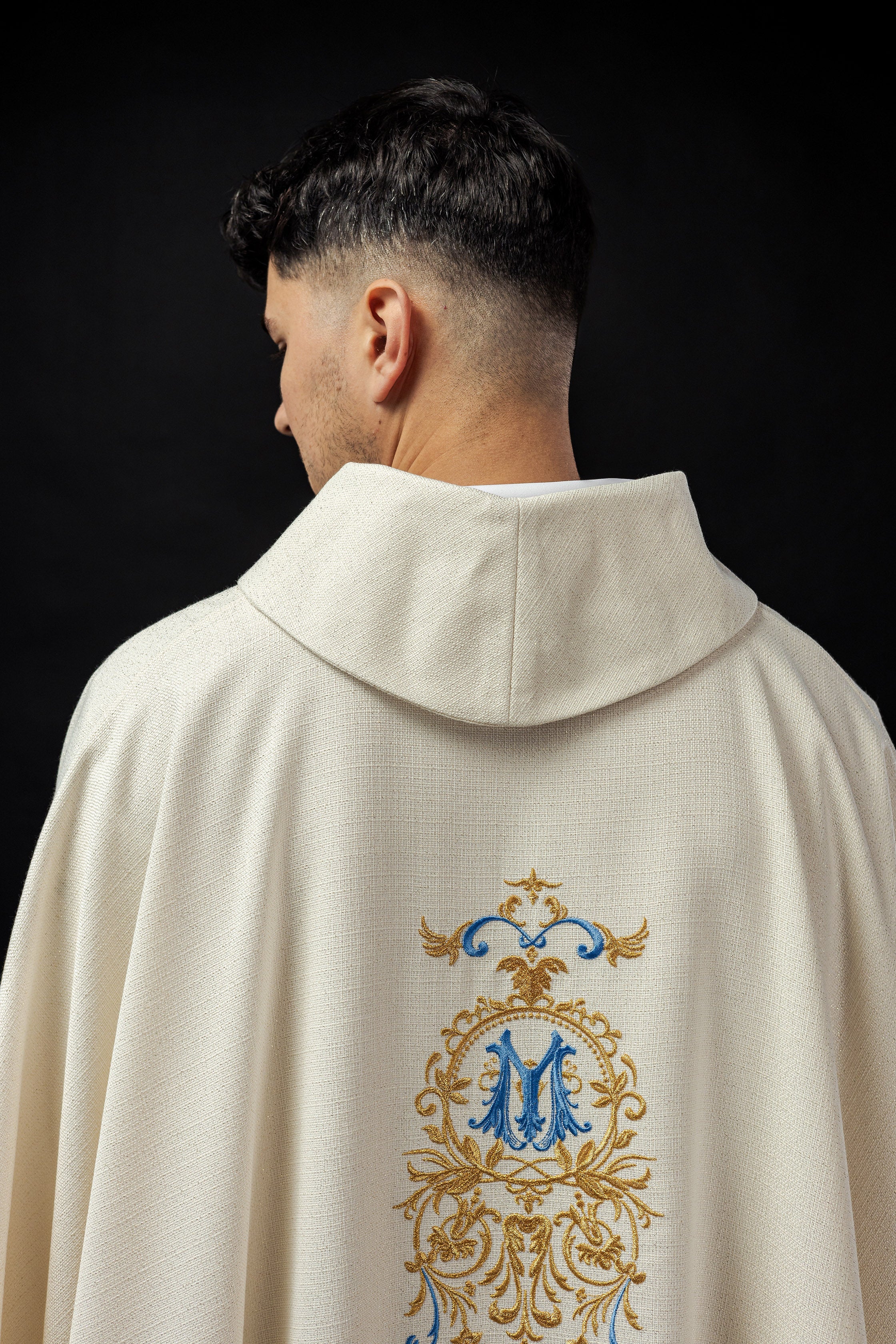 Chasuble mariale richement brodée en tissu brillant.