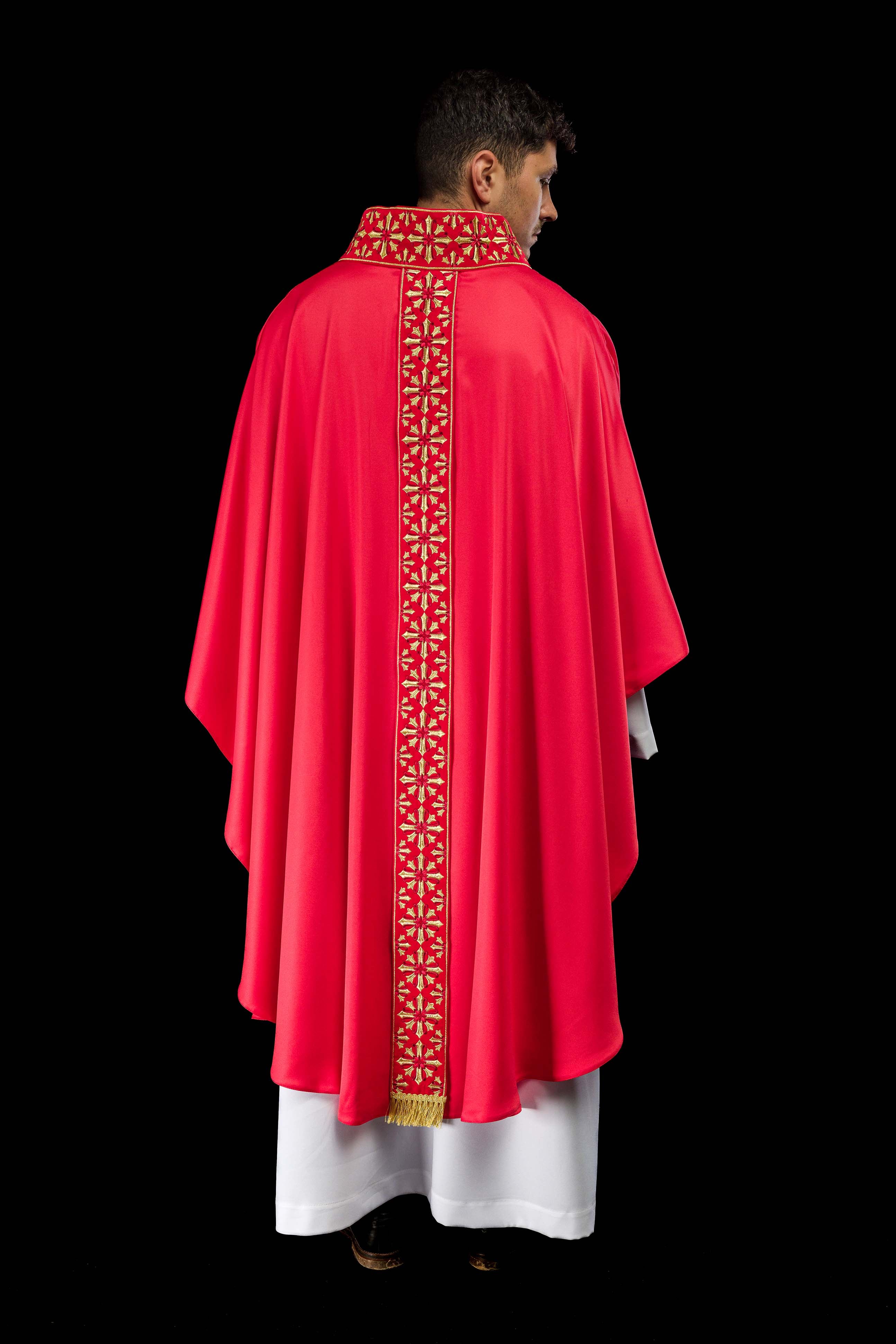 Chasuble avec broderie rouge vif