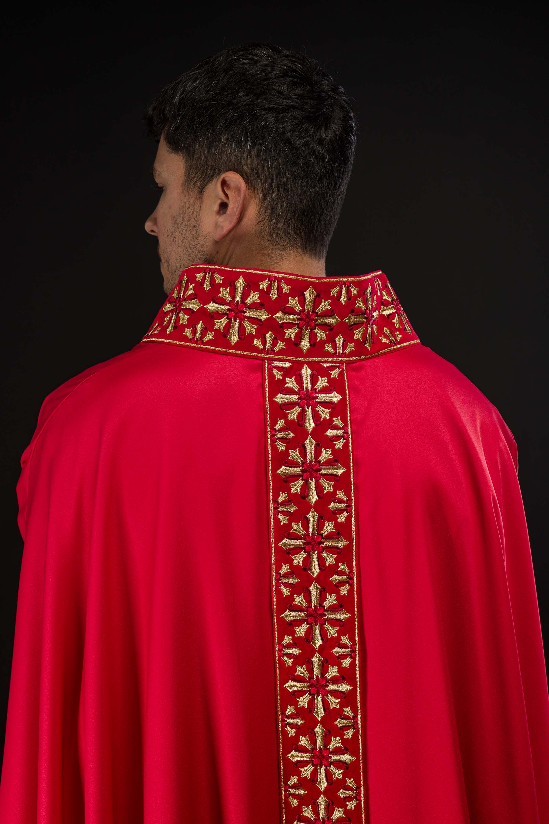Chasuble avec broderie rouge vif