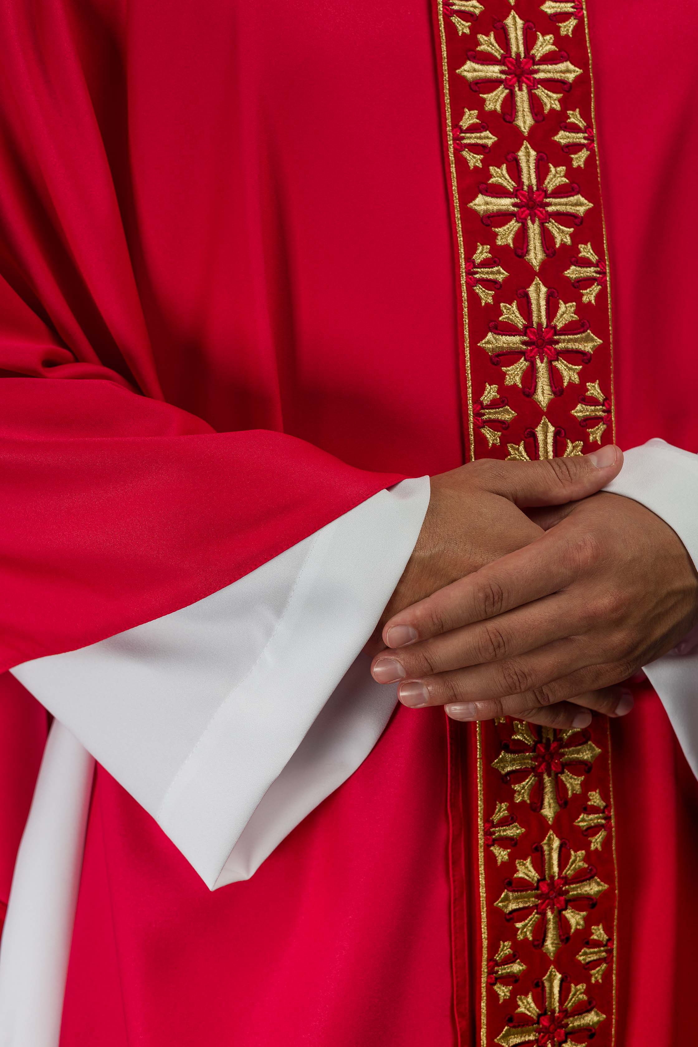 Chasuble avec broderie rouge vif