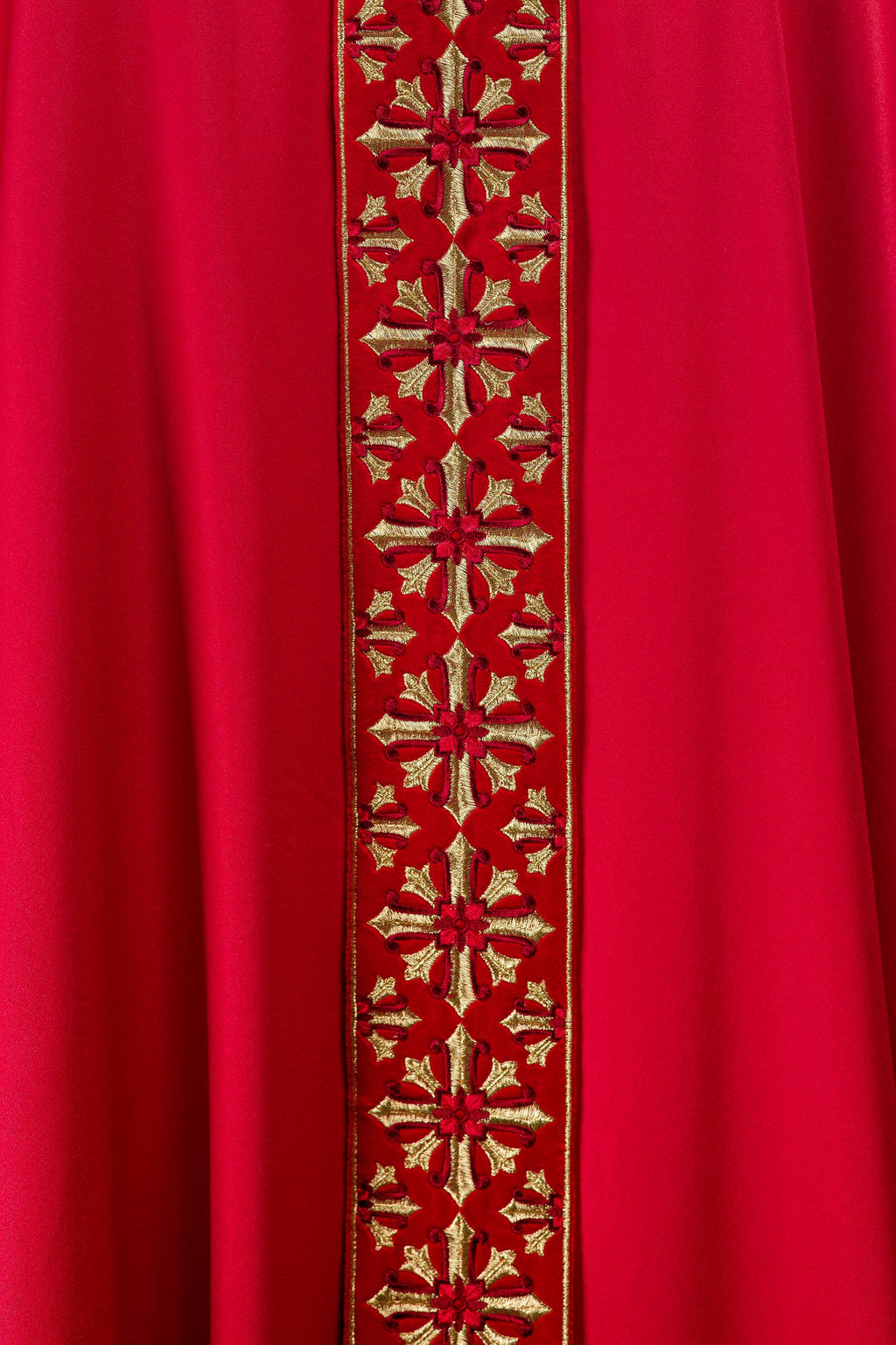 Chasuble avec broderie rouge vif