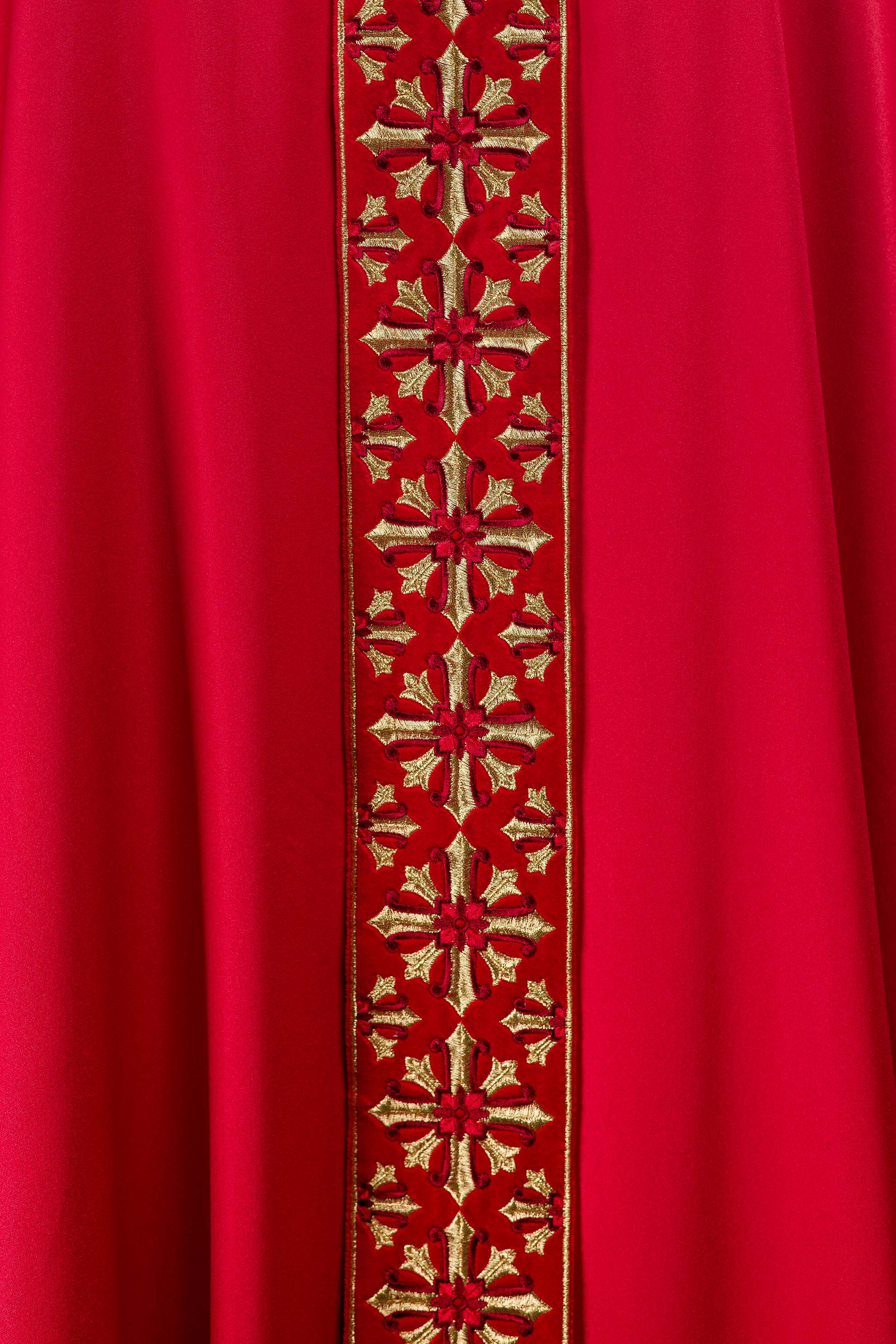 Chasuble avec broderie rouge vif